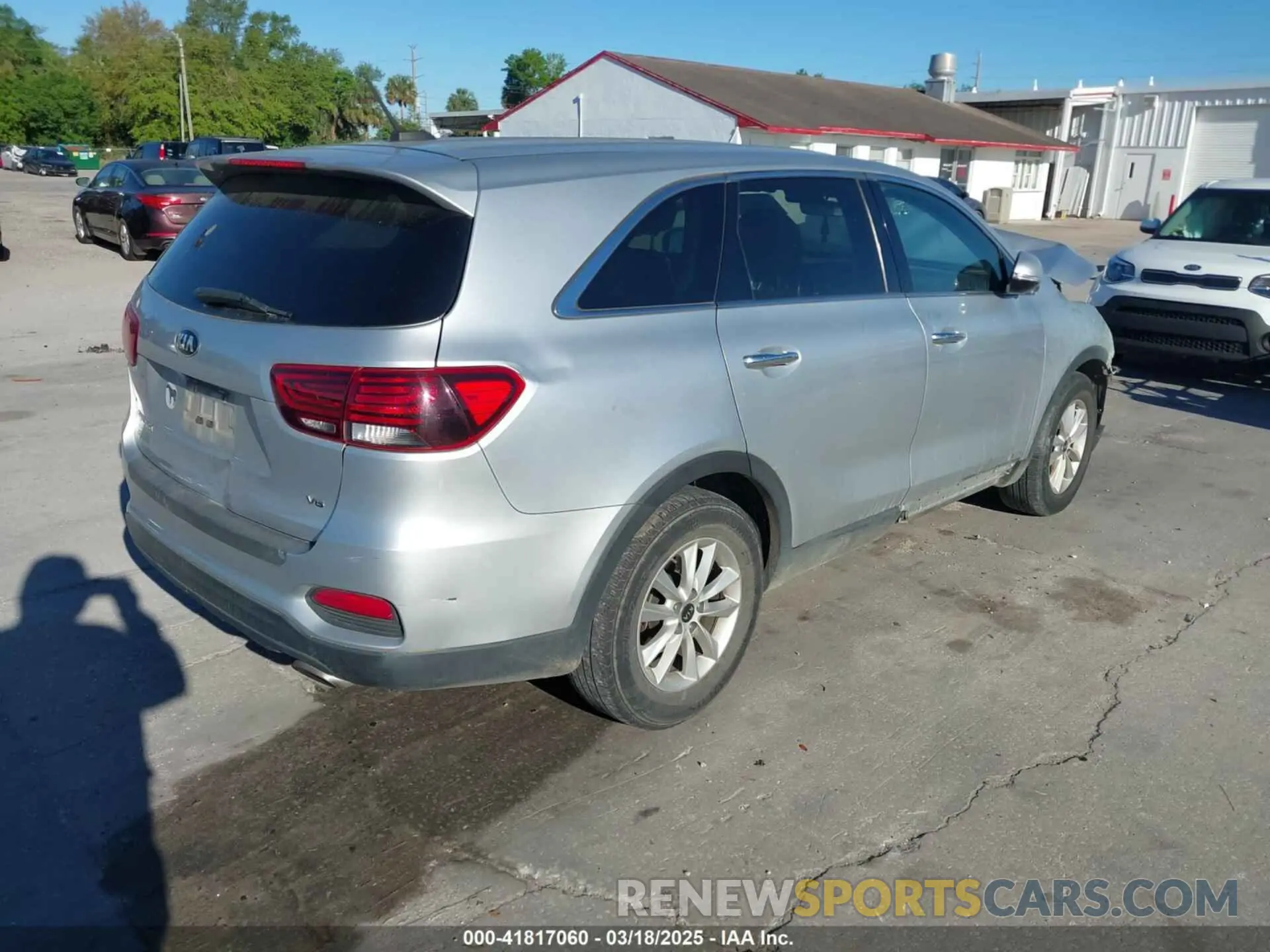 4 Photograph of a damaged car 5XYPGDA56KG559934 KIA SORENTO 2019