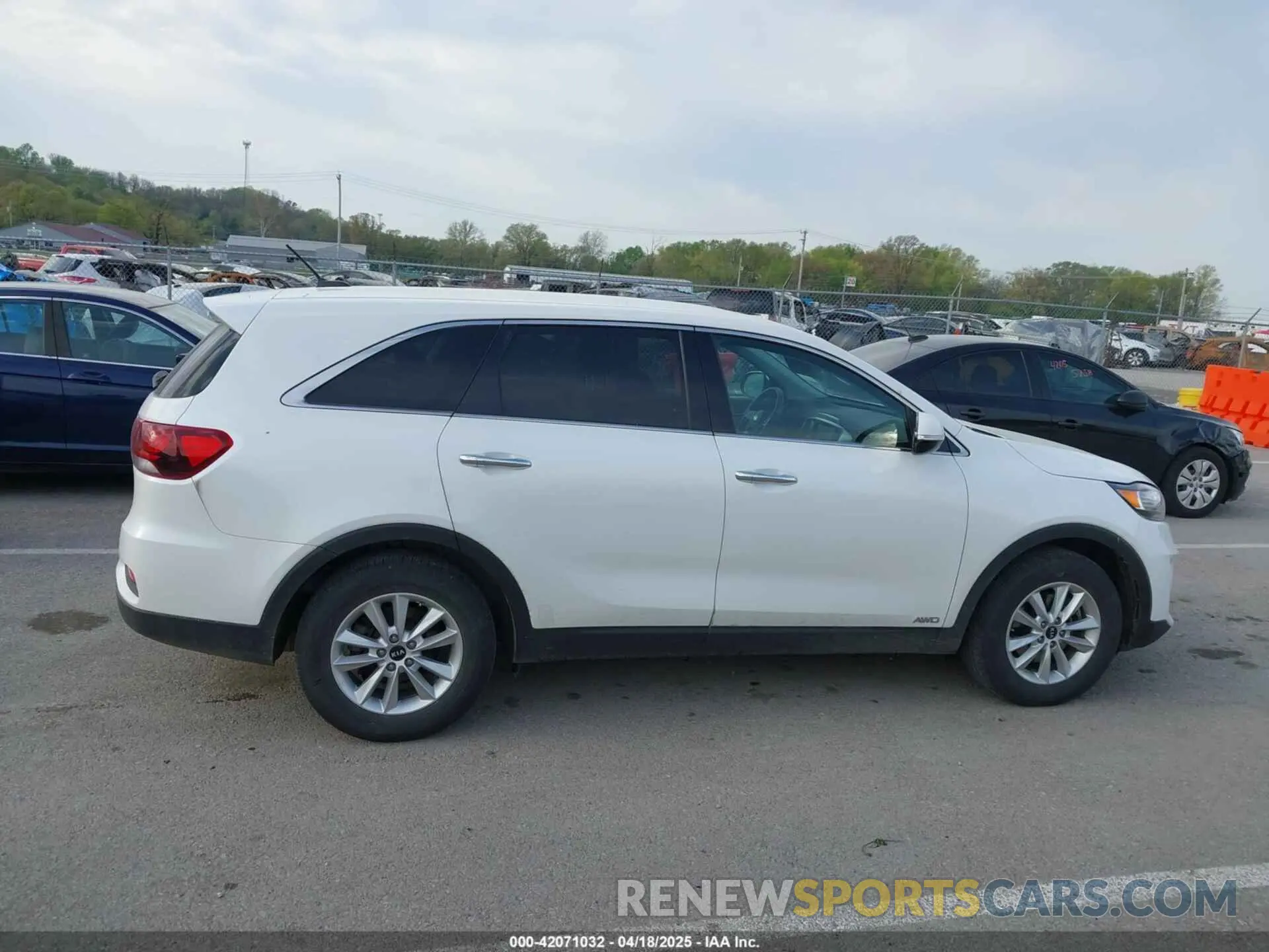 13 Photograph of a damaged car 5XYPGDA57KG487111 KIA SORENTO 2019