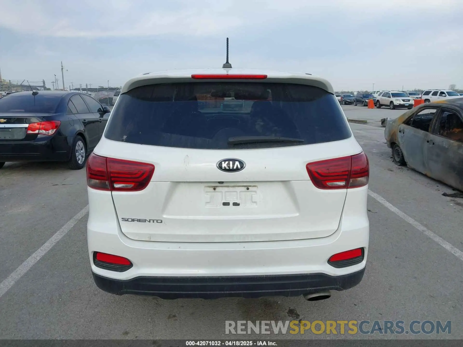 16 Photograph of a damaged car 5XYPGDA57KG487111 KIA SORENTO 2019