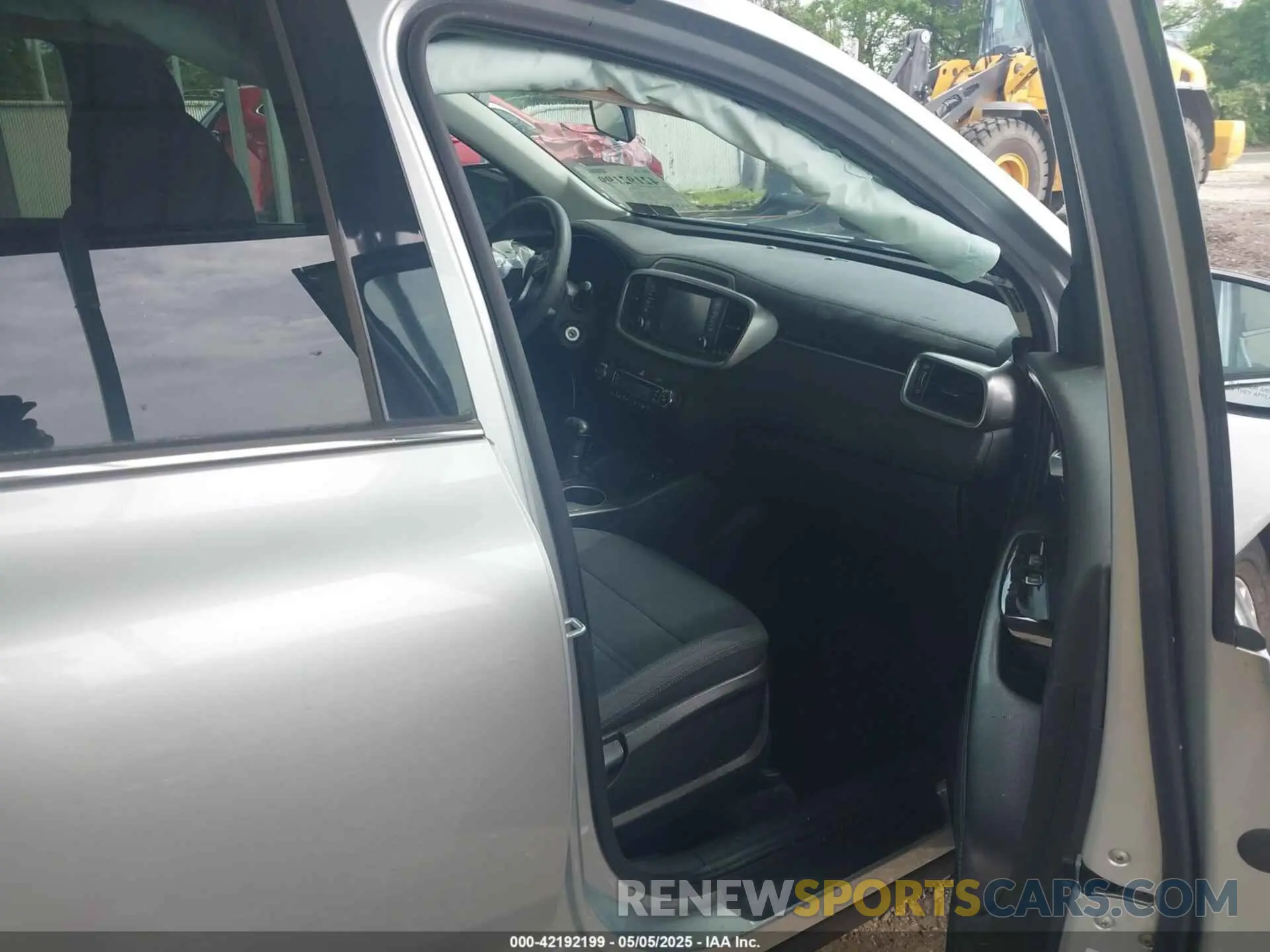5 Photograph of a damaged car 5XYPGDA58KG482726 KIA SORENTO 2019