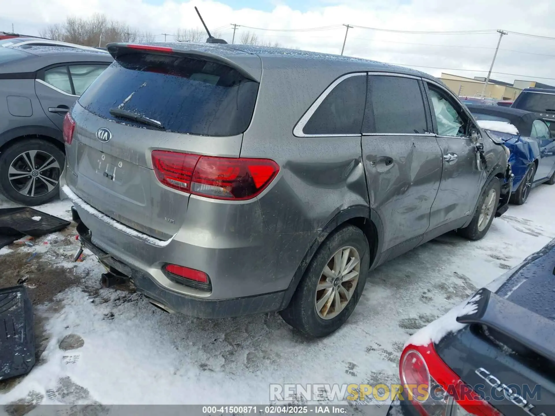 4 Photograph of a damaged car 5XYPGDA58KG556548 KIA SORENTO 2019