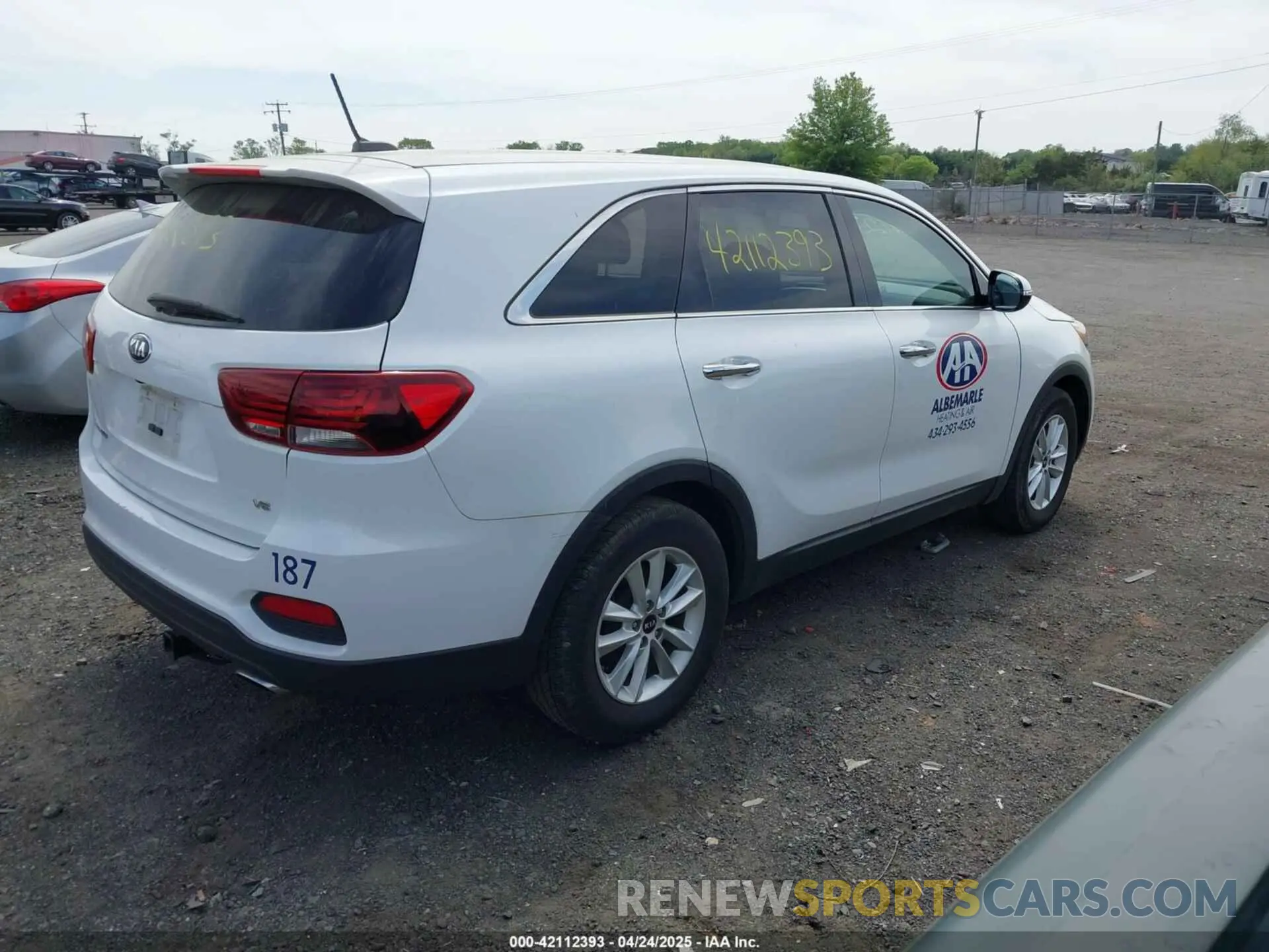 4 Photograph of a damaged car 5XYPGDA59KG440713 KIA SORENTO 2019