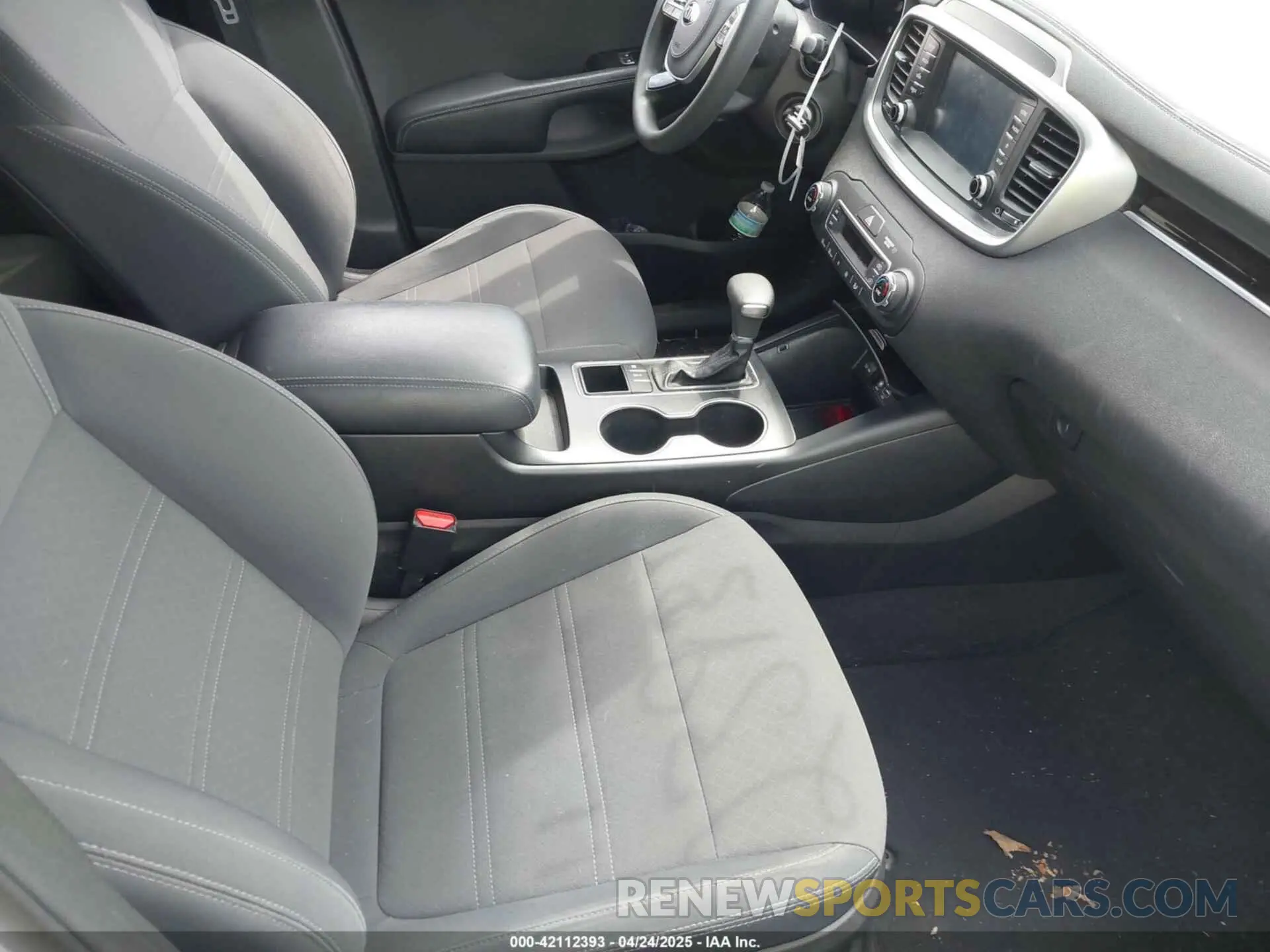 5 Photograph of a damaged car 5XYPGDA59KG440713 KIA SORENTO 2019