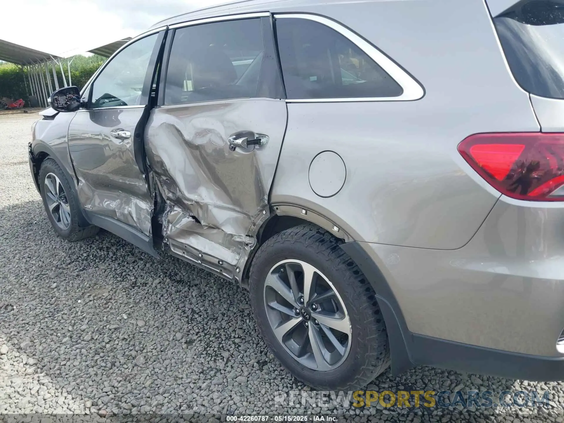 17 Photograph of a damaged car 5XYPHDA56KG547201 KIA SORENTO 2019