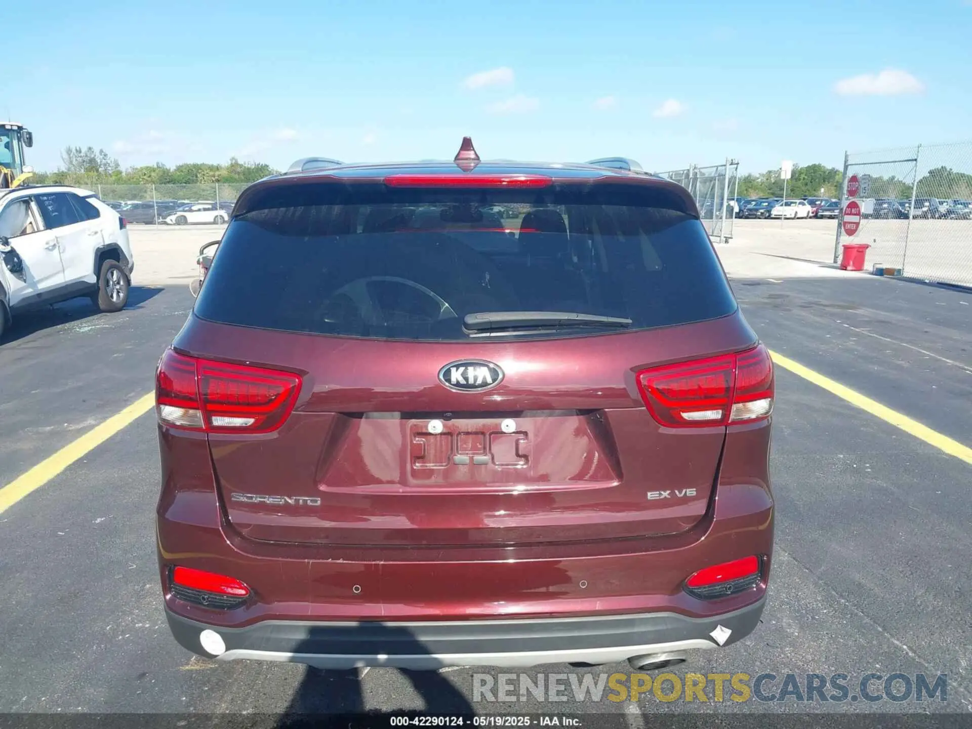 17 Photograph of a damaged car 5XYPHDA5XKG537867 KIA SORENTO 2019