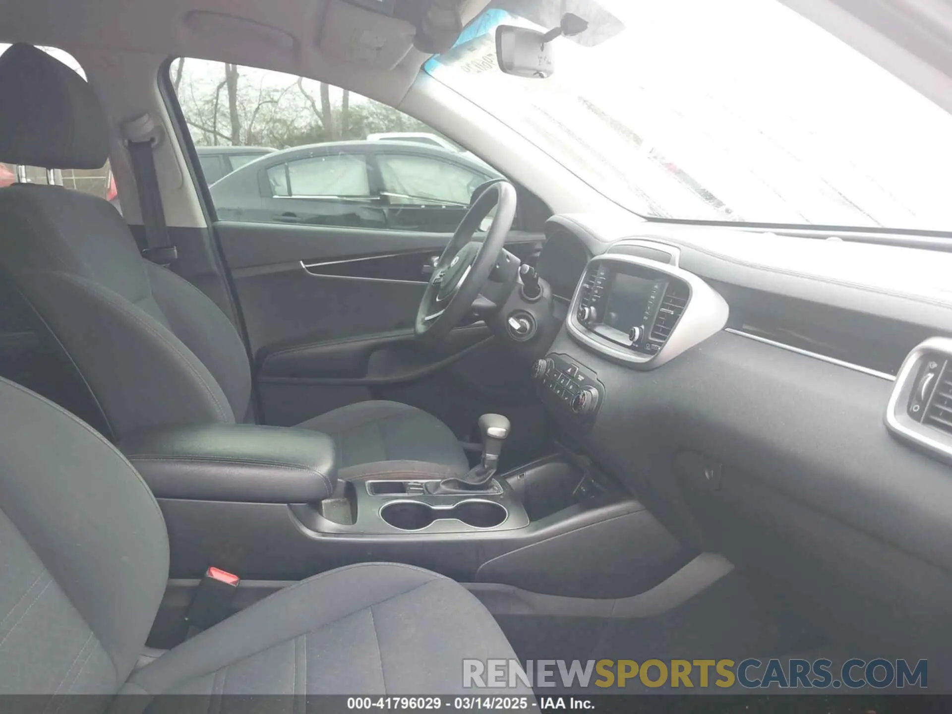 5 Photograph of a damaged car 5XYPG4A30LG644669 KIA SORENTO 2020