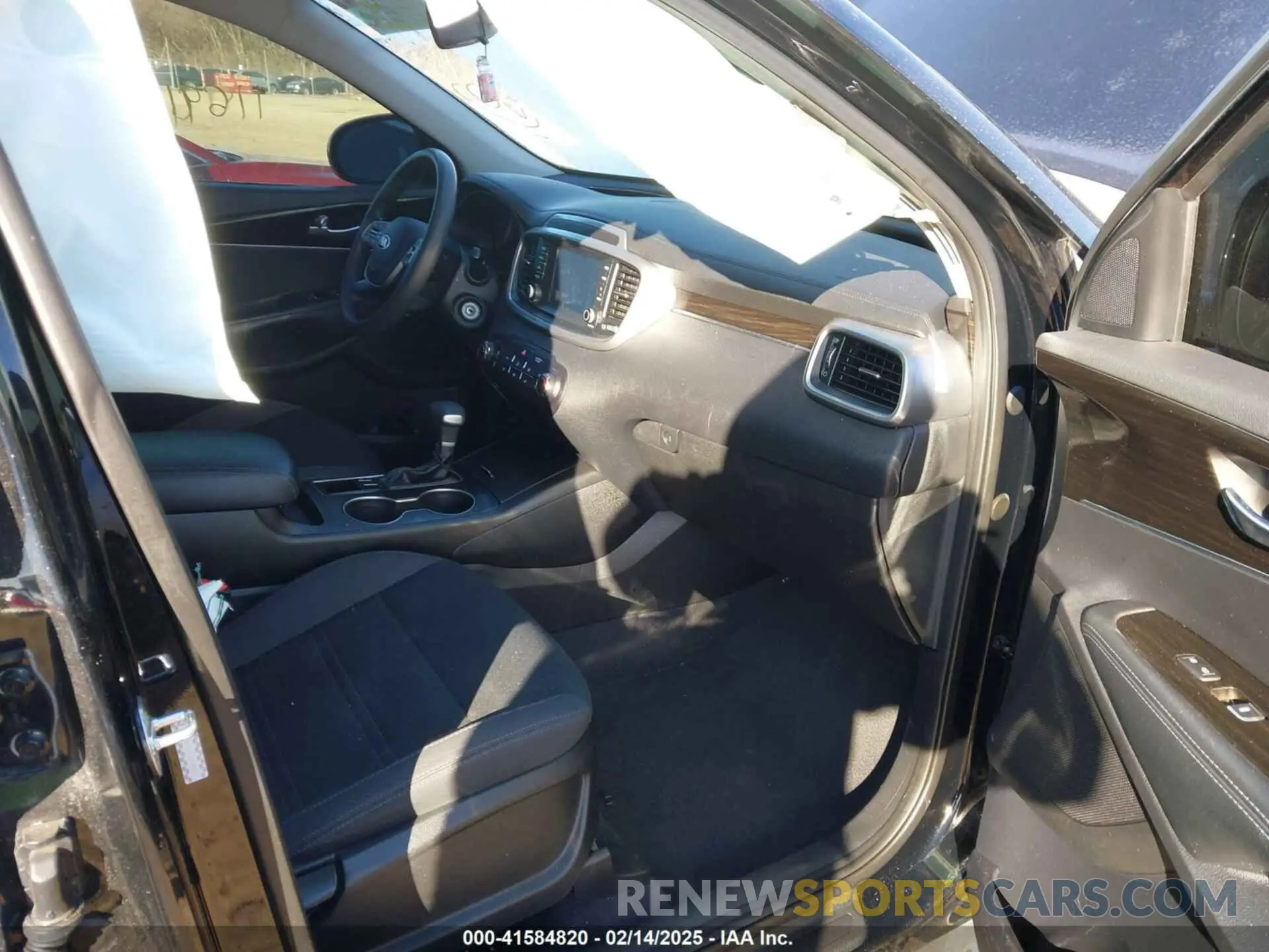 5 Photograph of a damaged car 5XYPG4A31LG688390 KIA SORENTO 2020