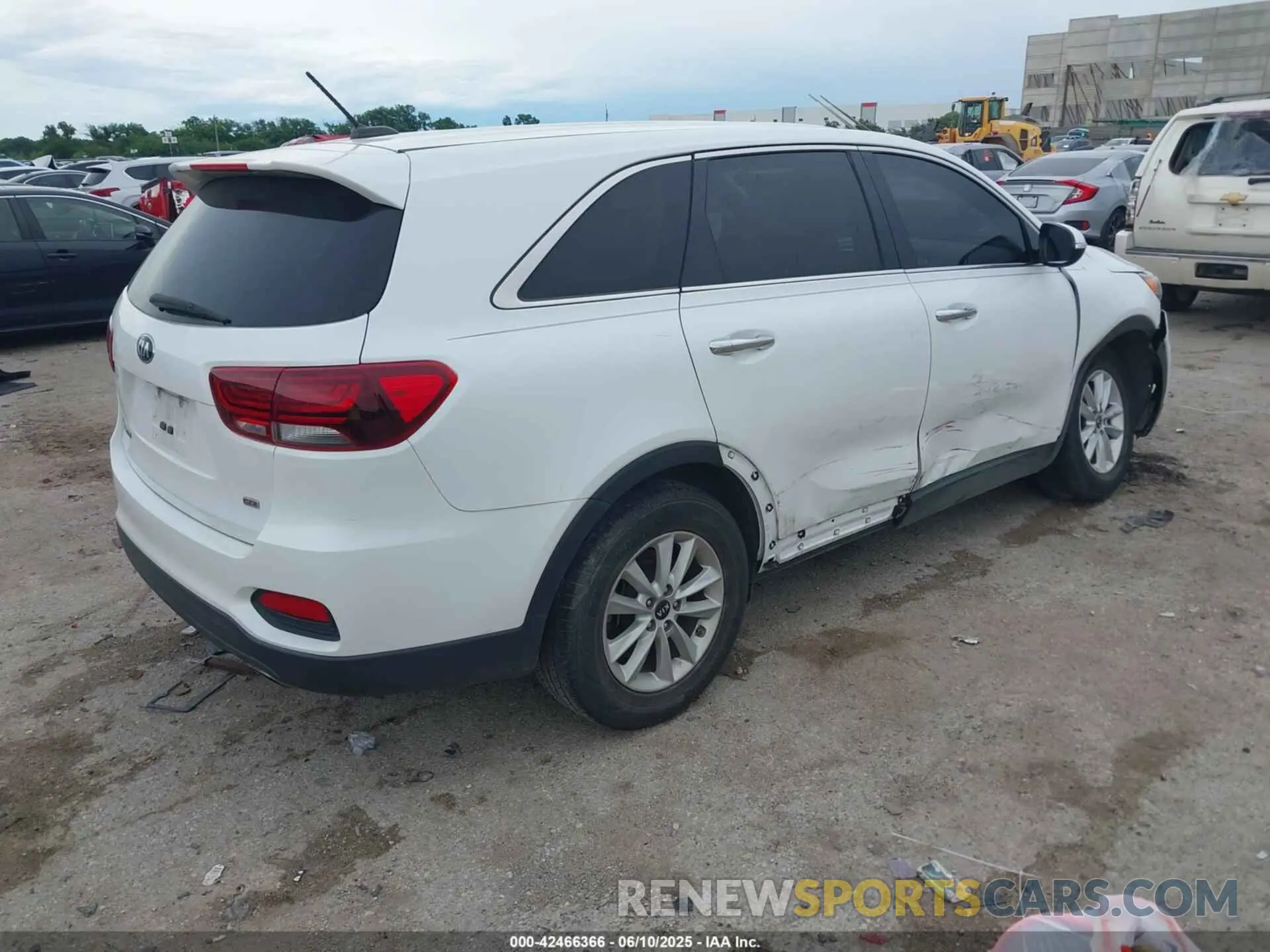 4 Photograph of a damaged car 5XYPG4A34LG642469 KIA SORENTO 2020