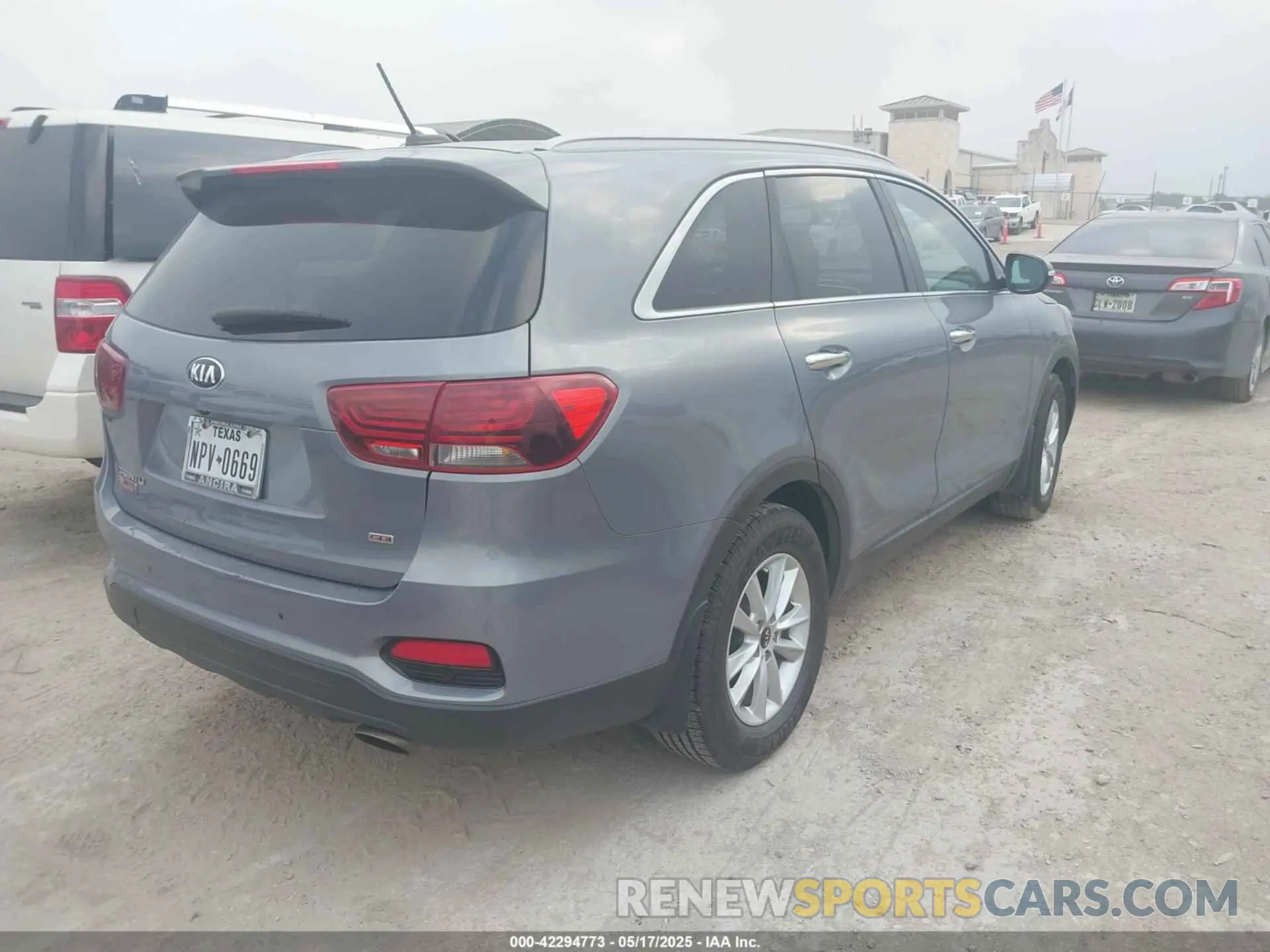 4 Photograph of a damaged car 5XYPG4A36LG663128 KIA SORENTO 2020