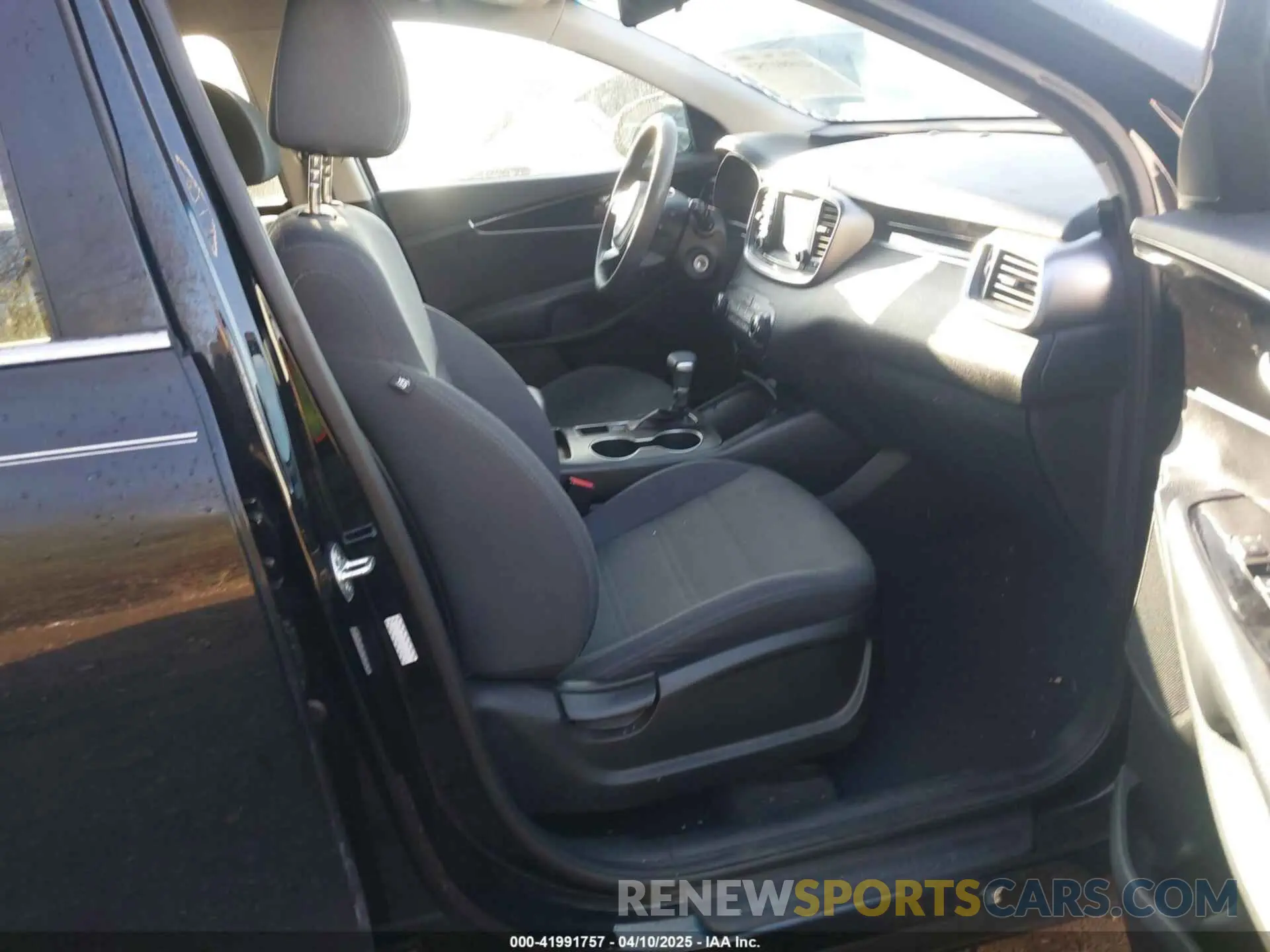 5 Photograph of a damaged car 5XYPG4A38LG628283 KIA SORENTO 2020