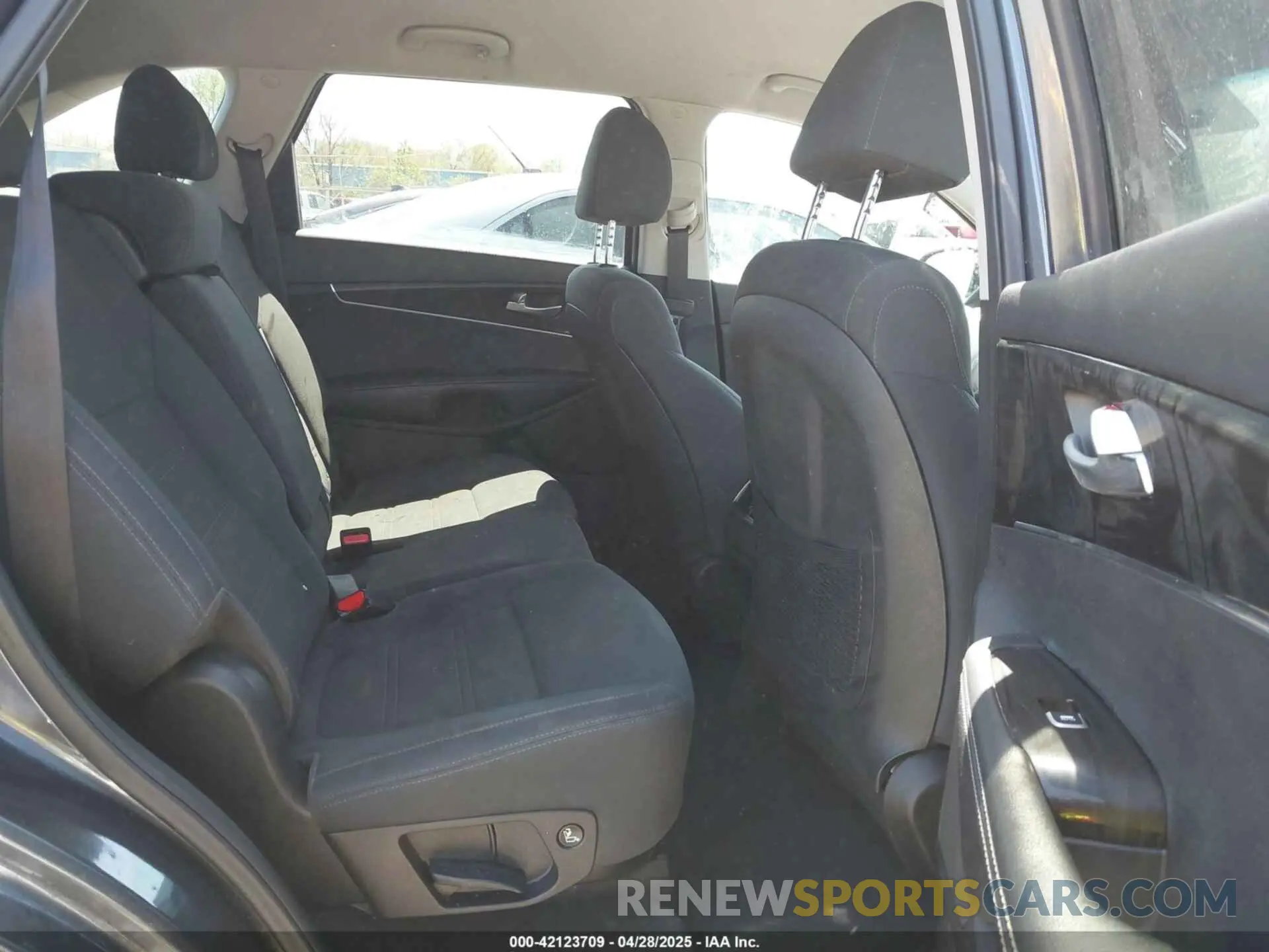 8 Фотография поврежденного автомобиля 5XYPG4A39LG681123 KIA SORENTO 2020
