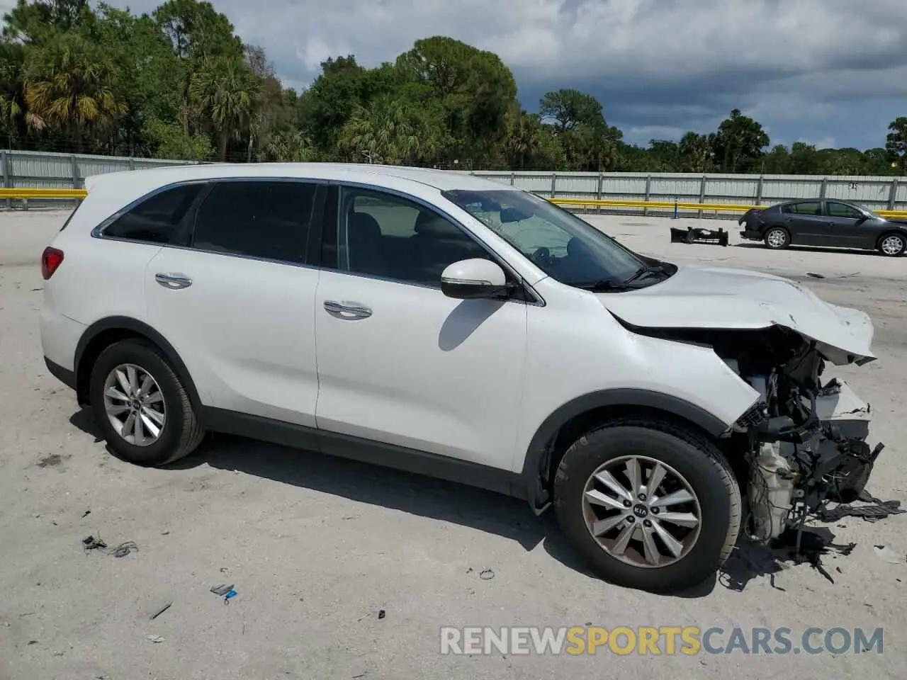 4 Photograph of a damaged car 5XYPG4A3XLG657641 KIA SORENTO 2020