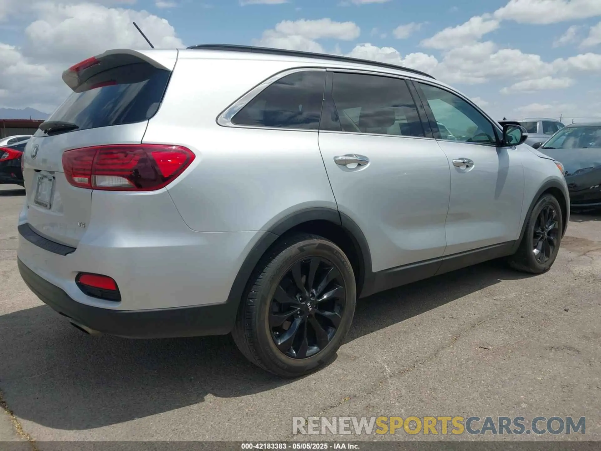 4 Photograph of a damaged car 5XYPG4A55LG694372 KIA SORENTO 2020