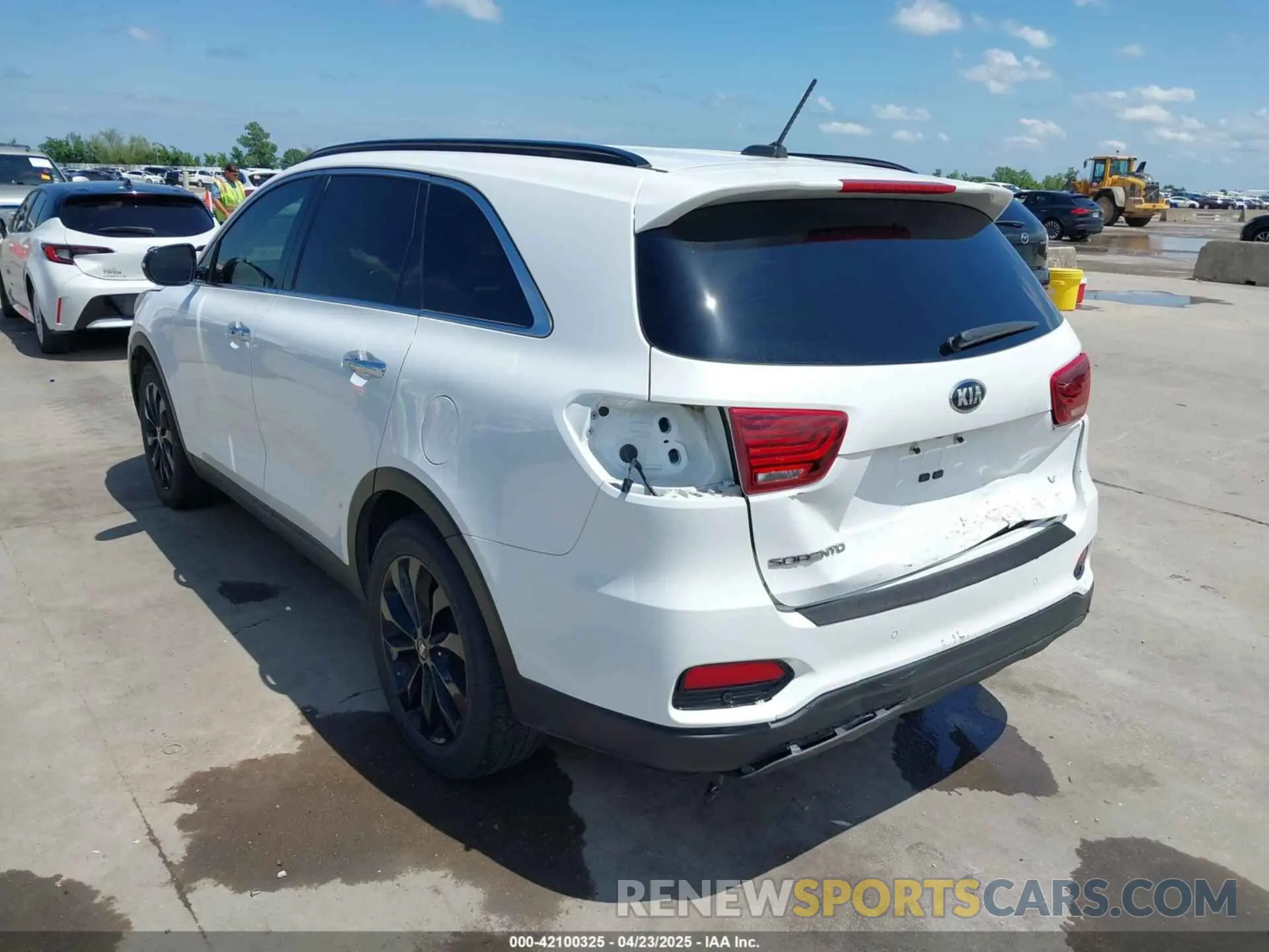 3 Photograph of a damaged car 5XYPG4A57LG672955 KIA SORENTO 2020
