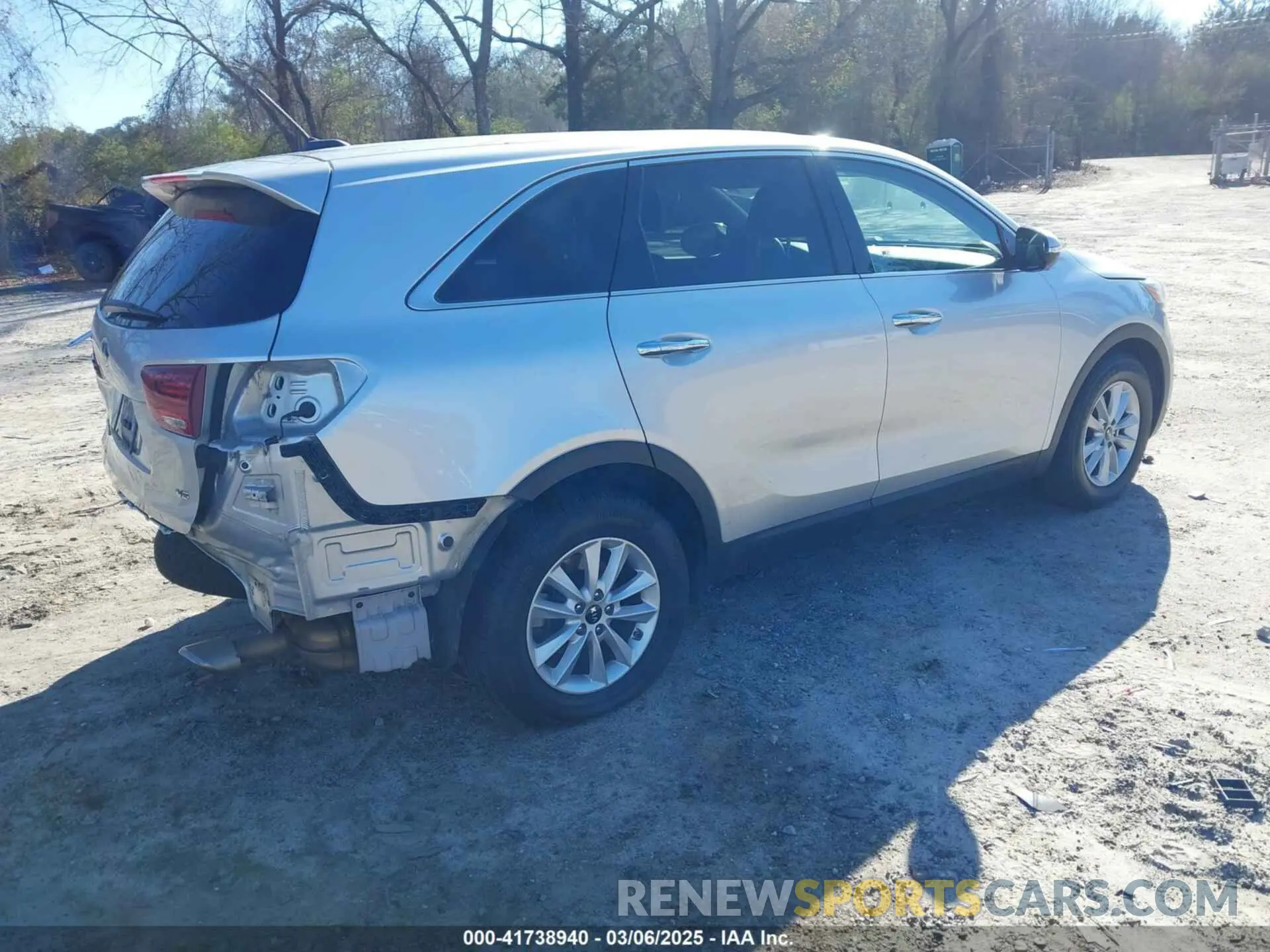 4 Photograph of a damaged car 5XYPG4A5XLG615763 KIA SORENTO 2020