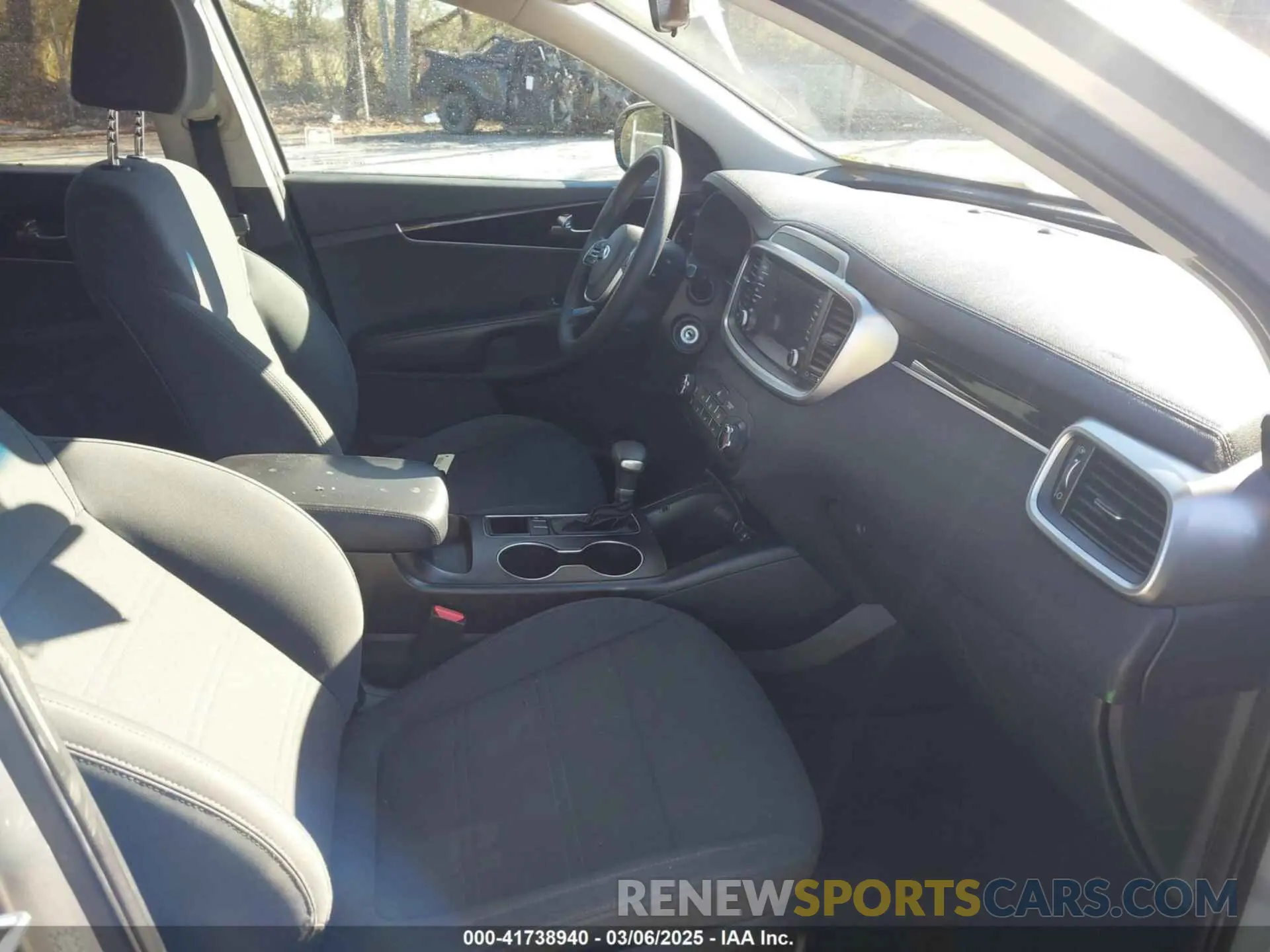 5 Photograph of a damaged car 5XYPG4A5XLG615763 KIA SORENTO 2020