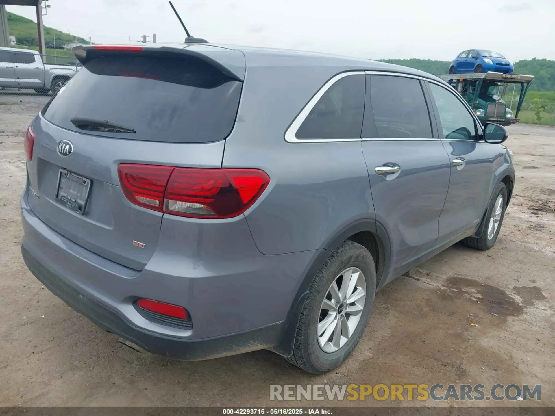 4 Photograph of a damaged car 5XYPGDA31LG659522 KIA SORENTO 2020