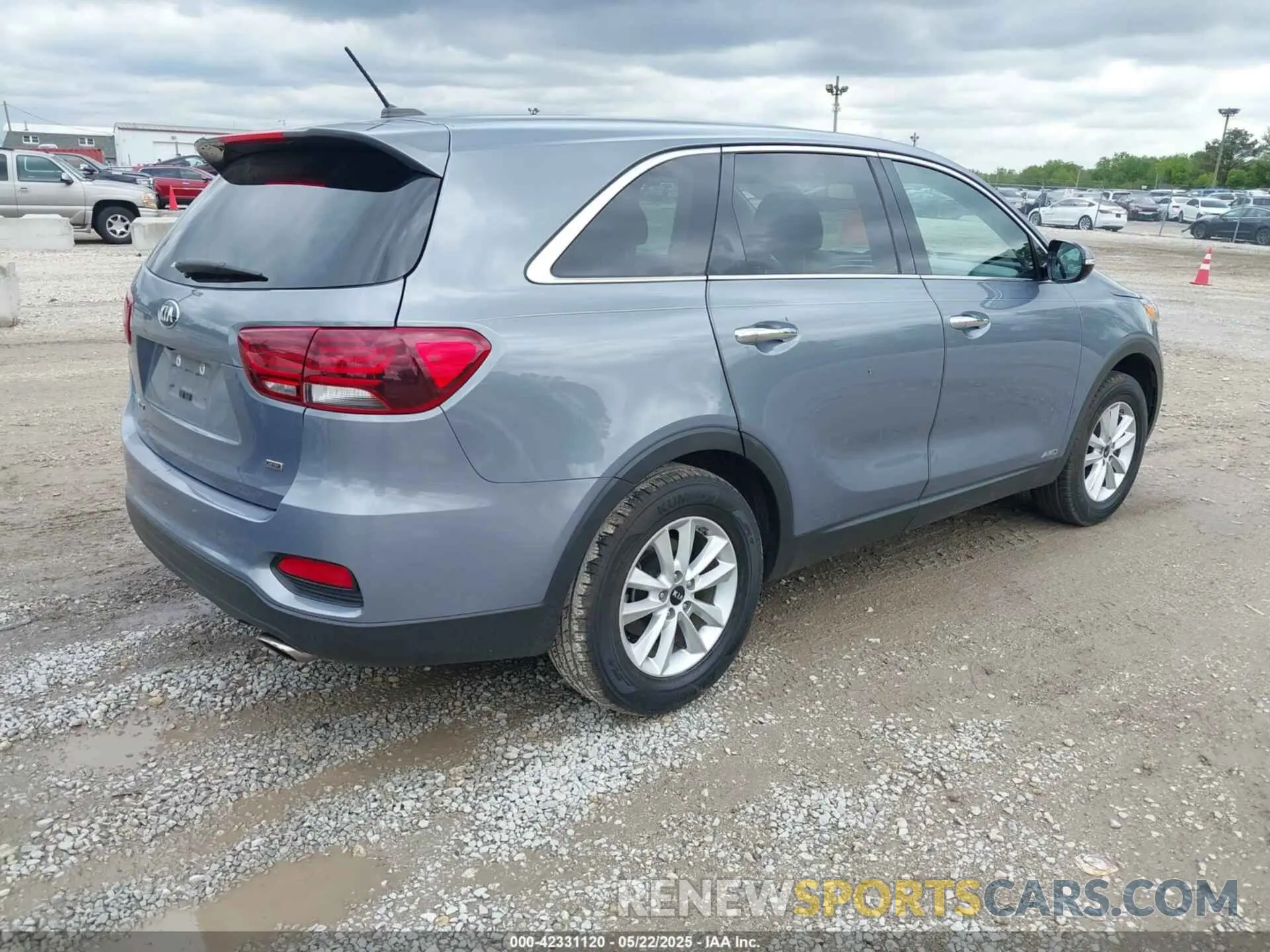 4 Photograph of a damaged car 5XYPGDA32LG624388 KIA SORENTO 2020