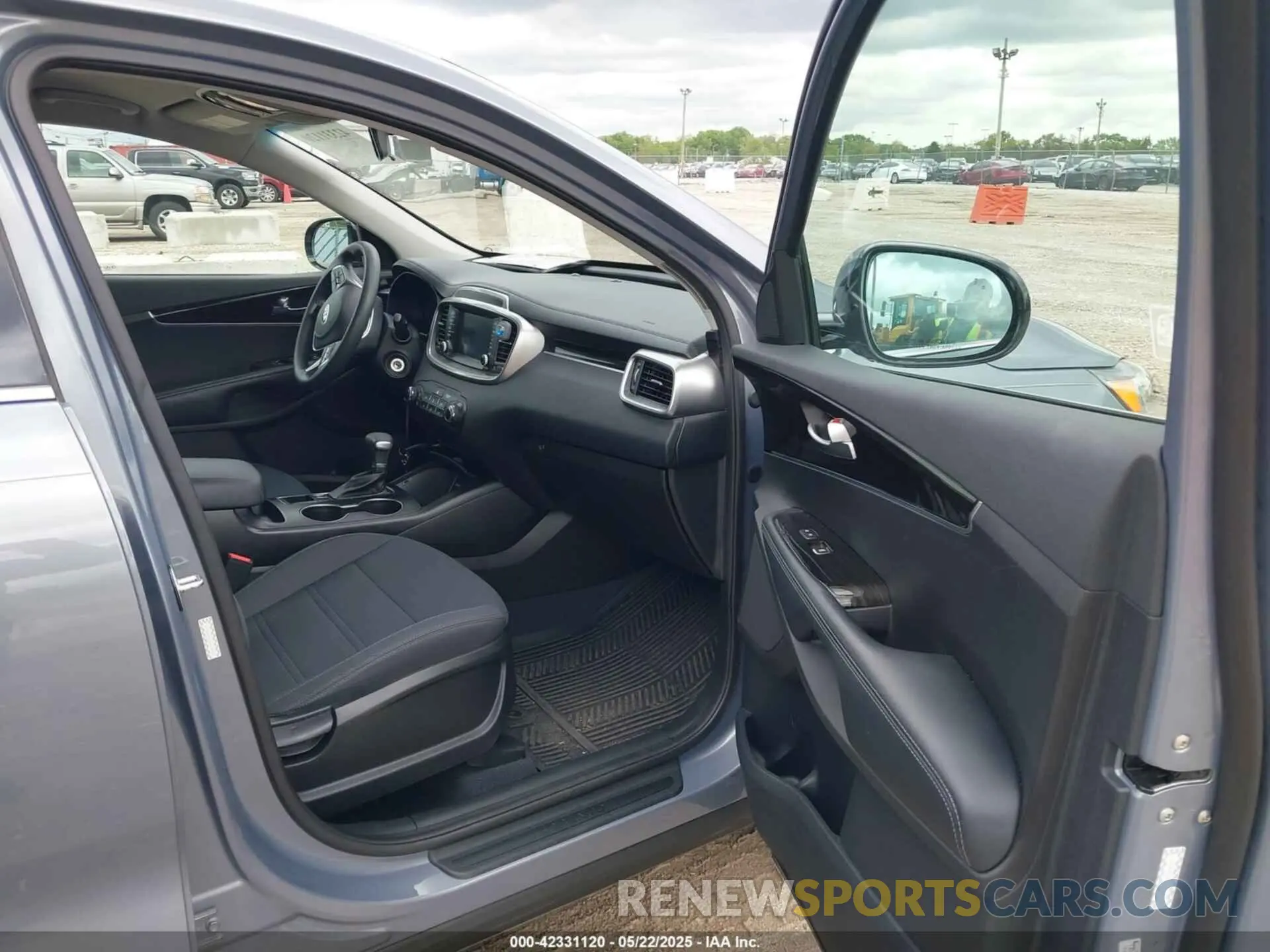 5 Photograph of a damaged car 5XYPGDA32LG624388 KIA SORENTO 2020
