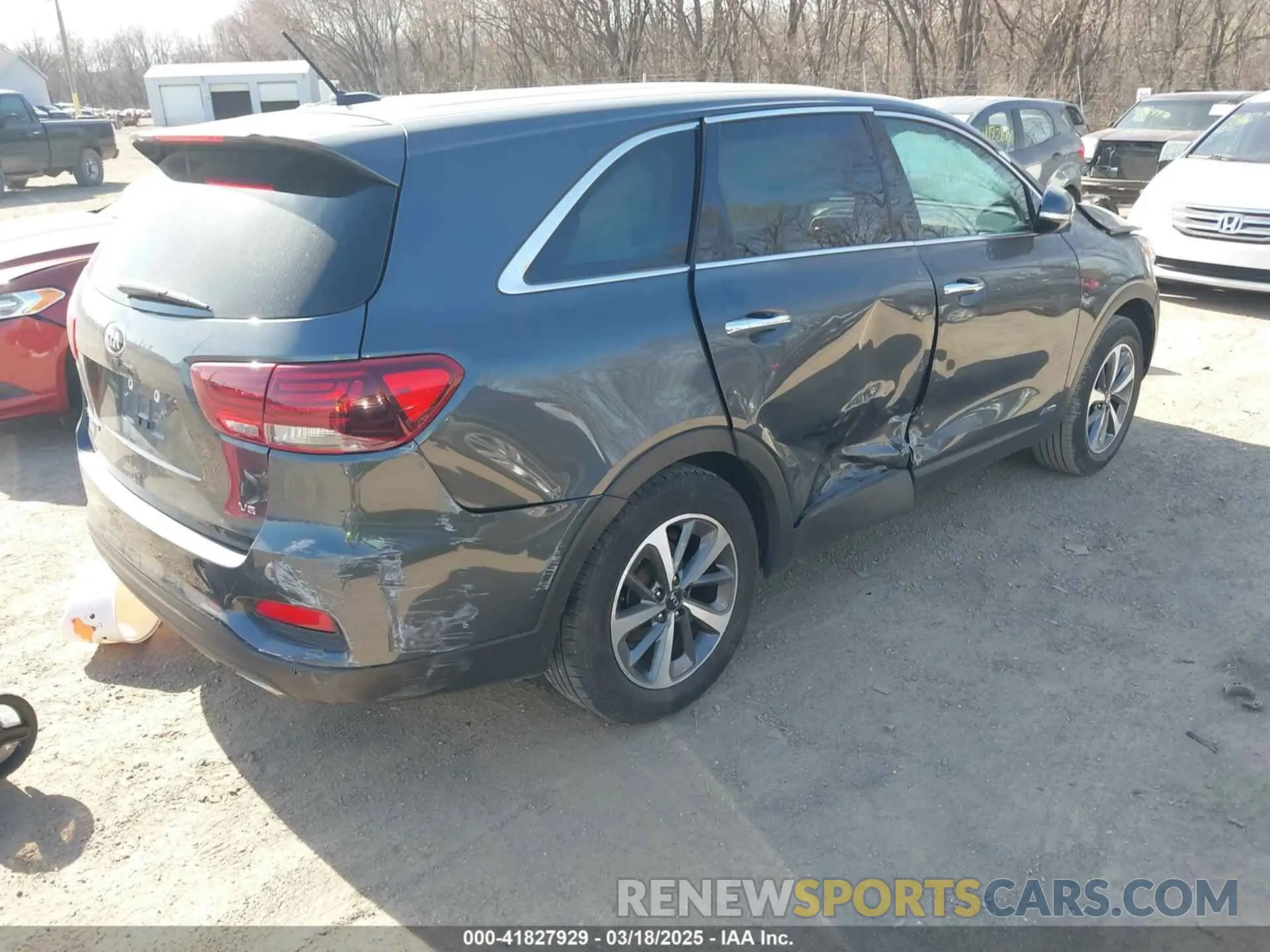 4 Photograph of a damaged car 5XYPGDA59LG683343 KIA SORENTO 2020