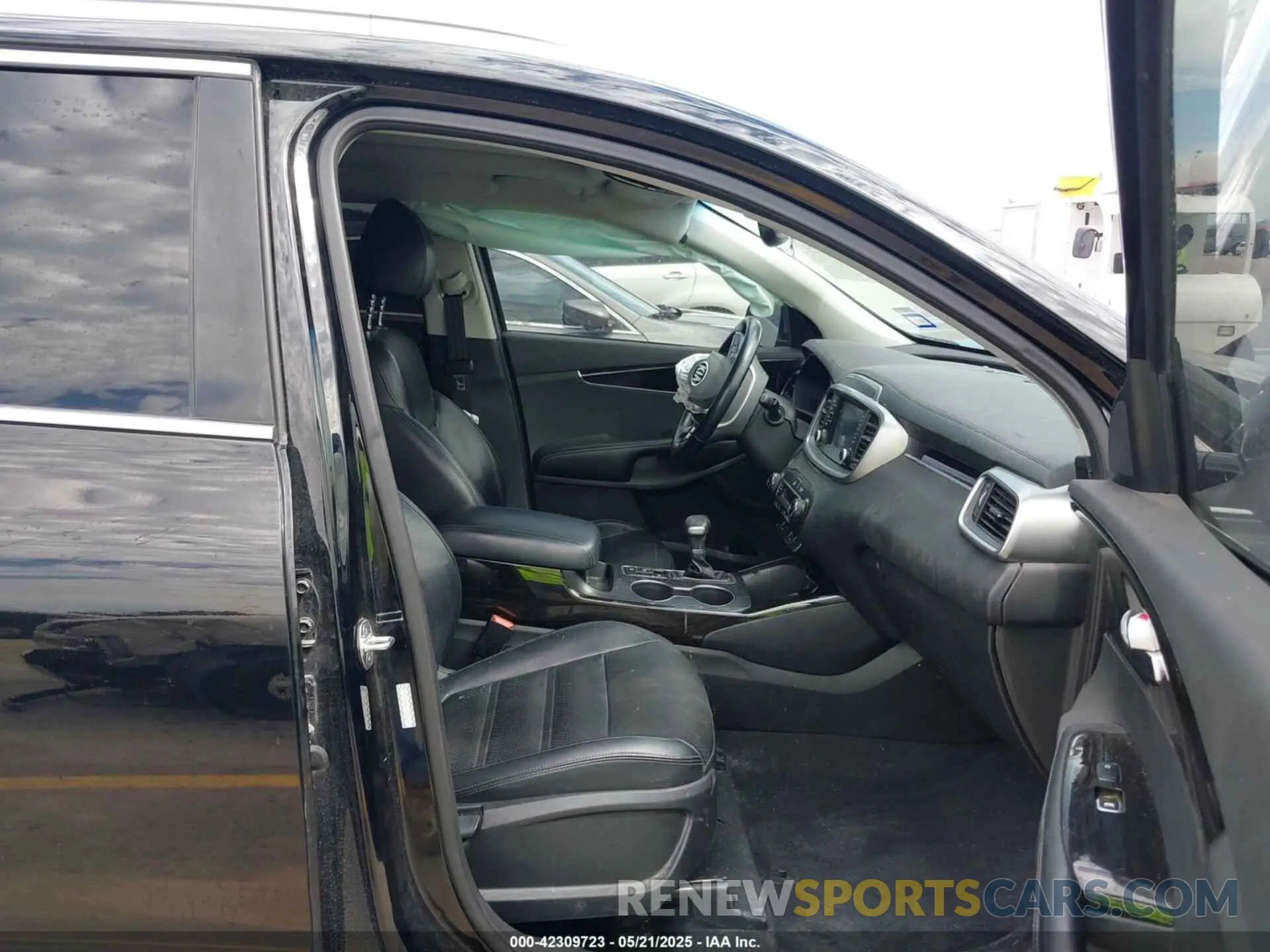 5 Photograph of a damaged car 5XYPH4A57LG706518 KIA SORENTO 2020