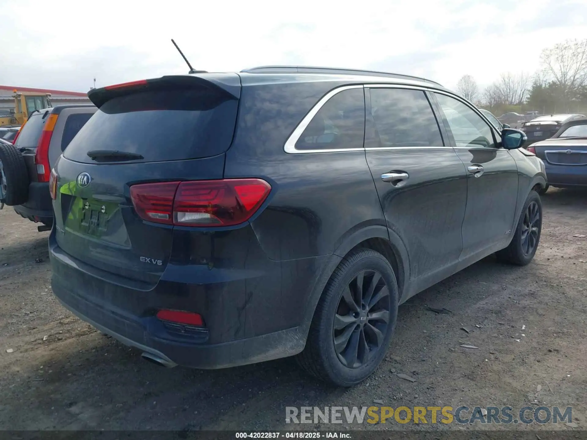 4 Photograph of a damaged car 5XYPHDA58LG708648 KIA SORENTO 2020