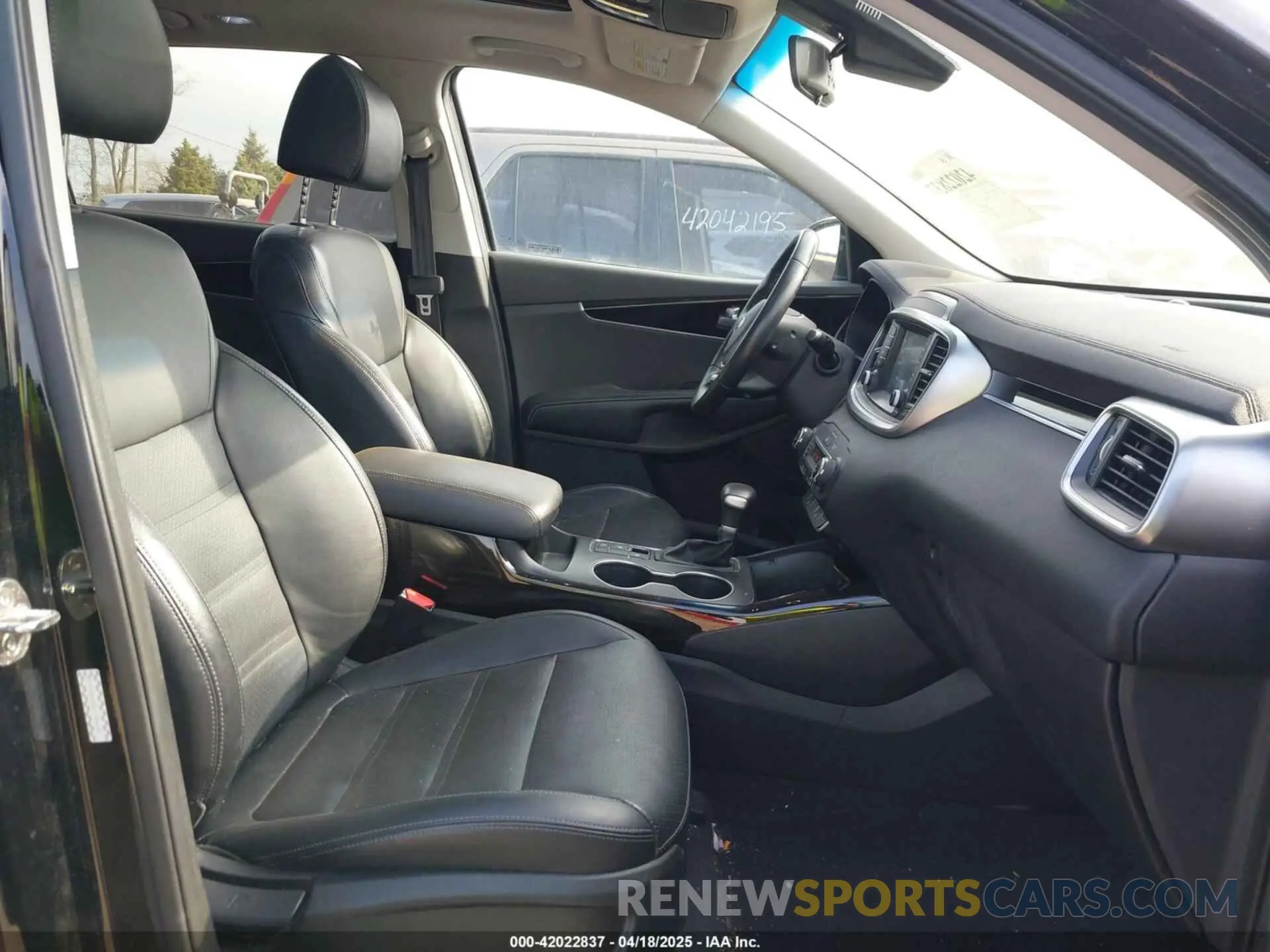 5 Photograph of a damaged car 5XYPHDA58LG708648 KIA SORENTO 2020