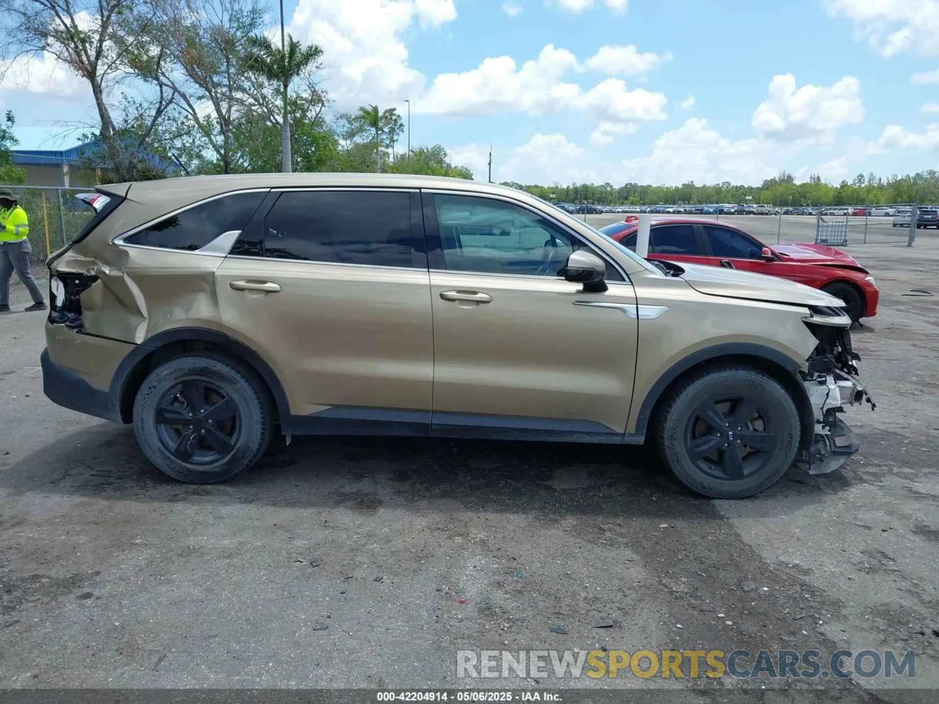 14 Photograph of a damaged car 5XYRG4LC3MG005807 KIA SORENTO 2021
