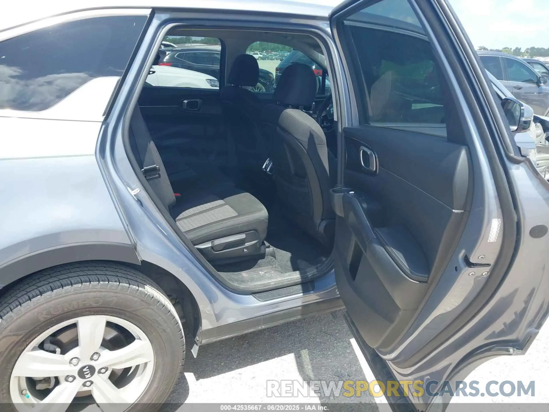 8 Photograph of a damaged car 5XYRG4LC4MG055115 KIA SORENTO 2021
