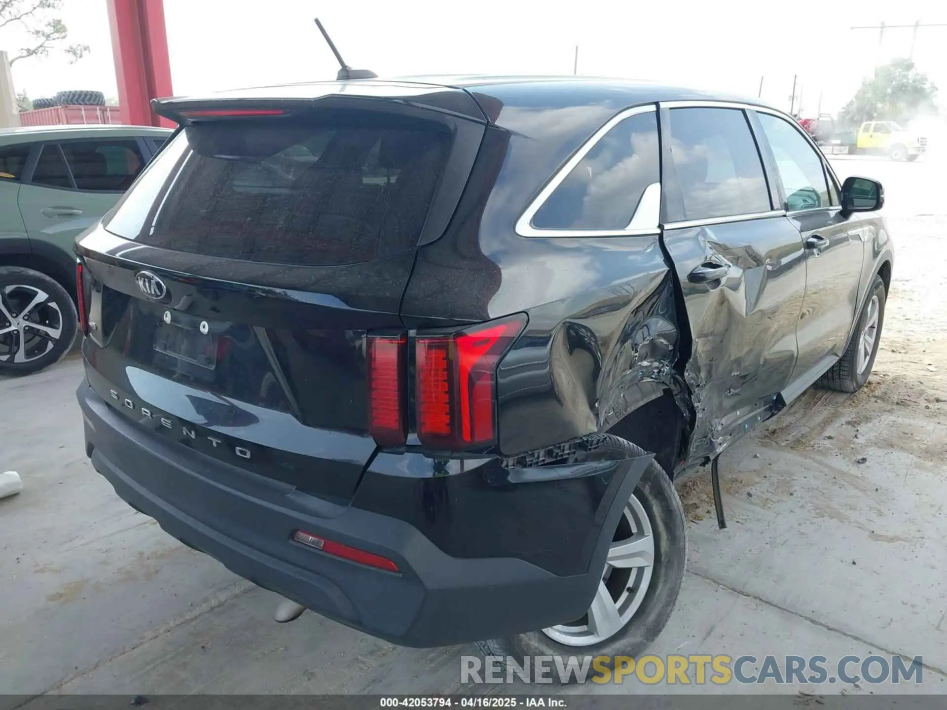 4 Photograph of a damaged car 5XYRGDLCXMG018117 KIA SORENTO 2021