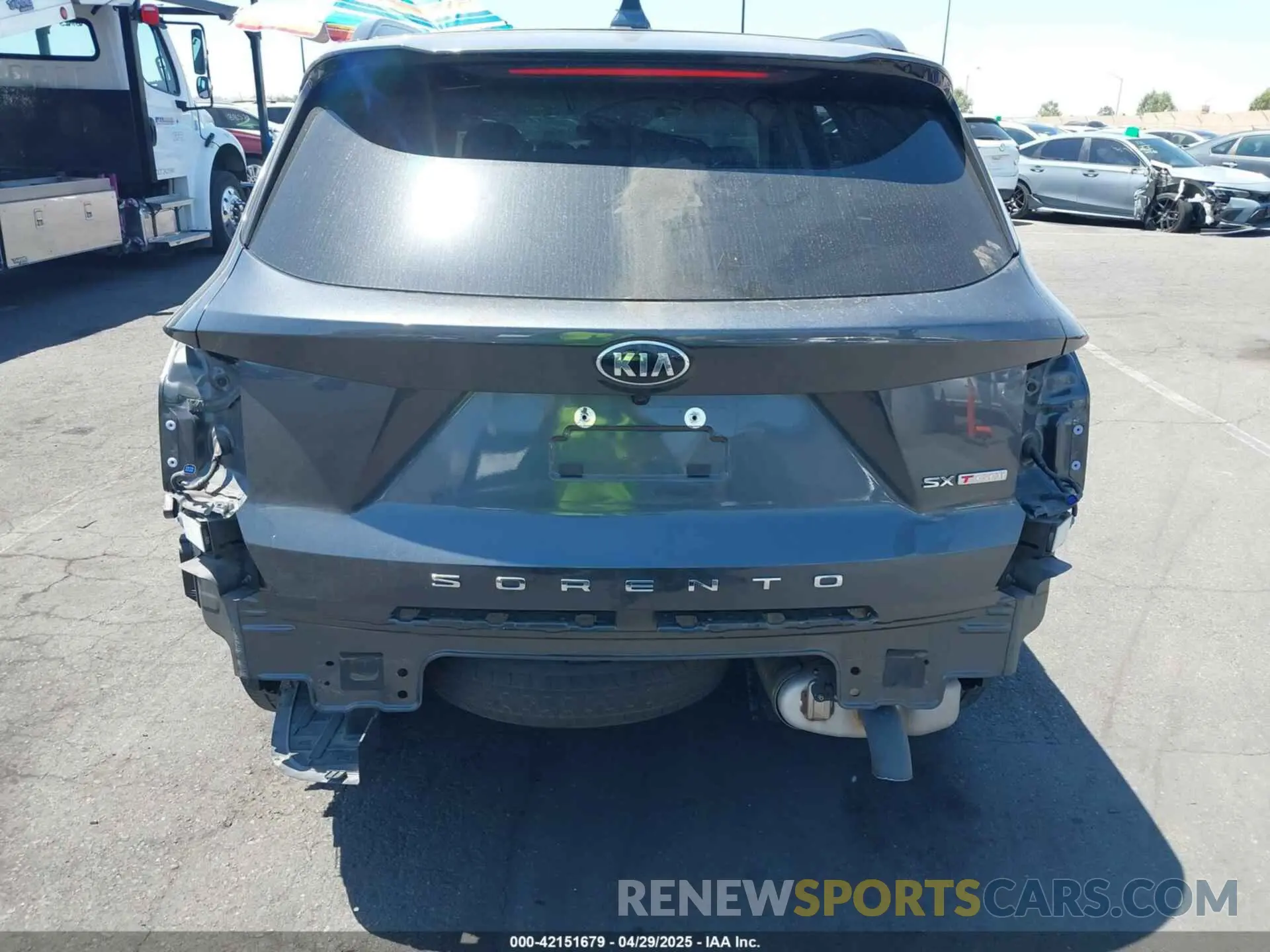 17 Photograph of a damaged car 5XYRK4LF3MG033213 KIA SORENTO 2021
