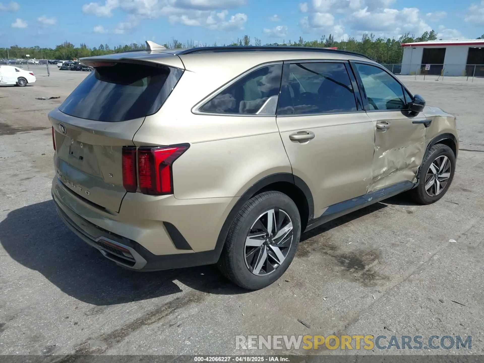 4 Photograph of a damaged car 5XYRL4LC4MG020053 KIA SORENTO 2021