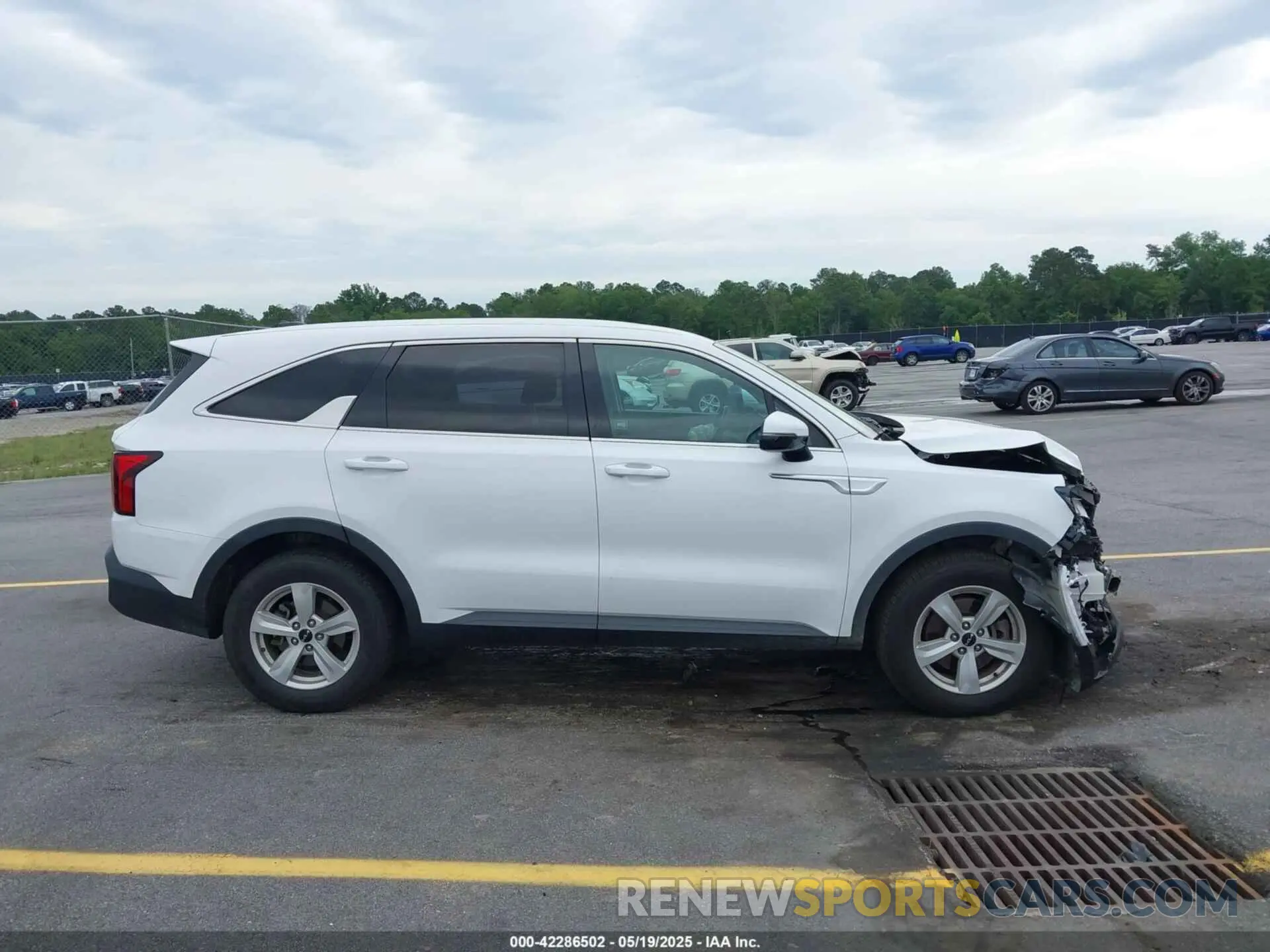 13 Photograph of a damaged car 5XYRG4LC3NG076278 KIA SORENTO 2022