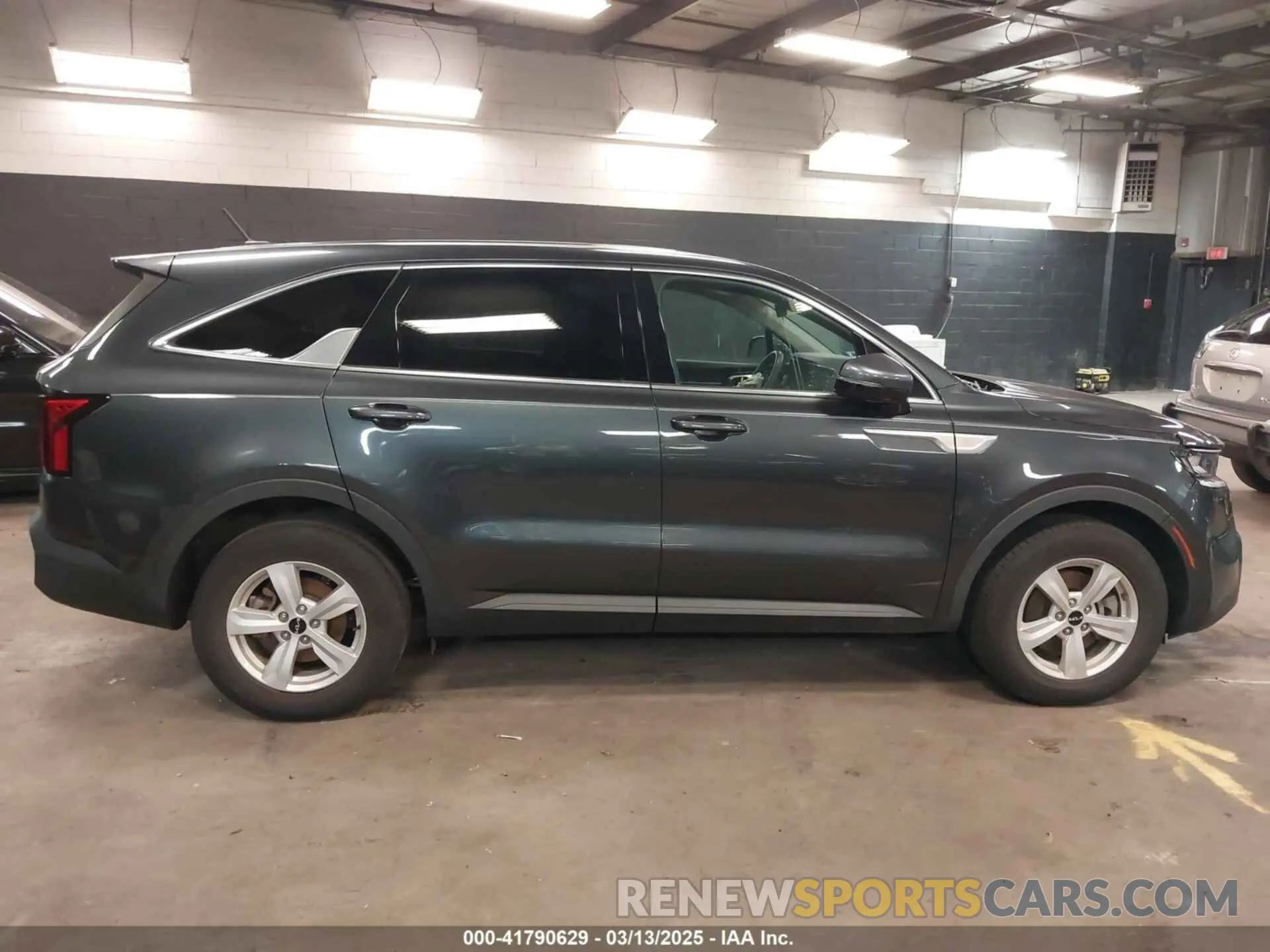 14 Photograph of a damaged car 5XYRG4LC5NG125979 KIA SORENTO 2022