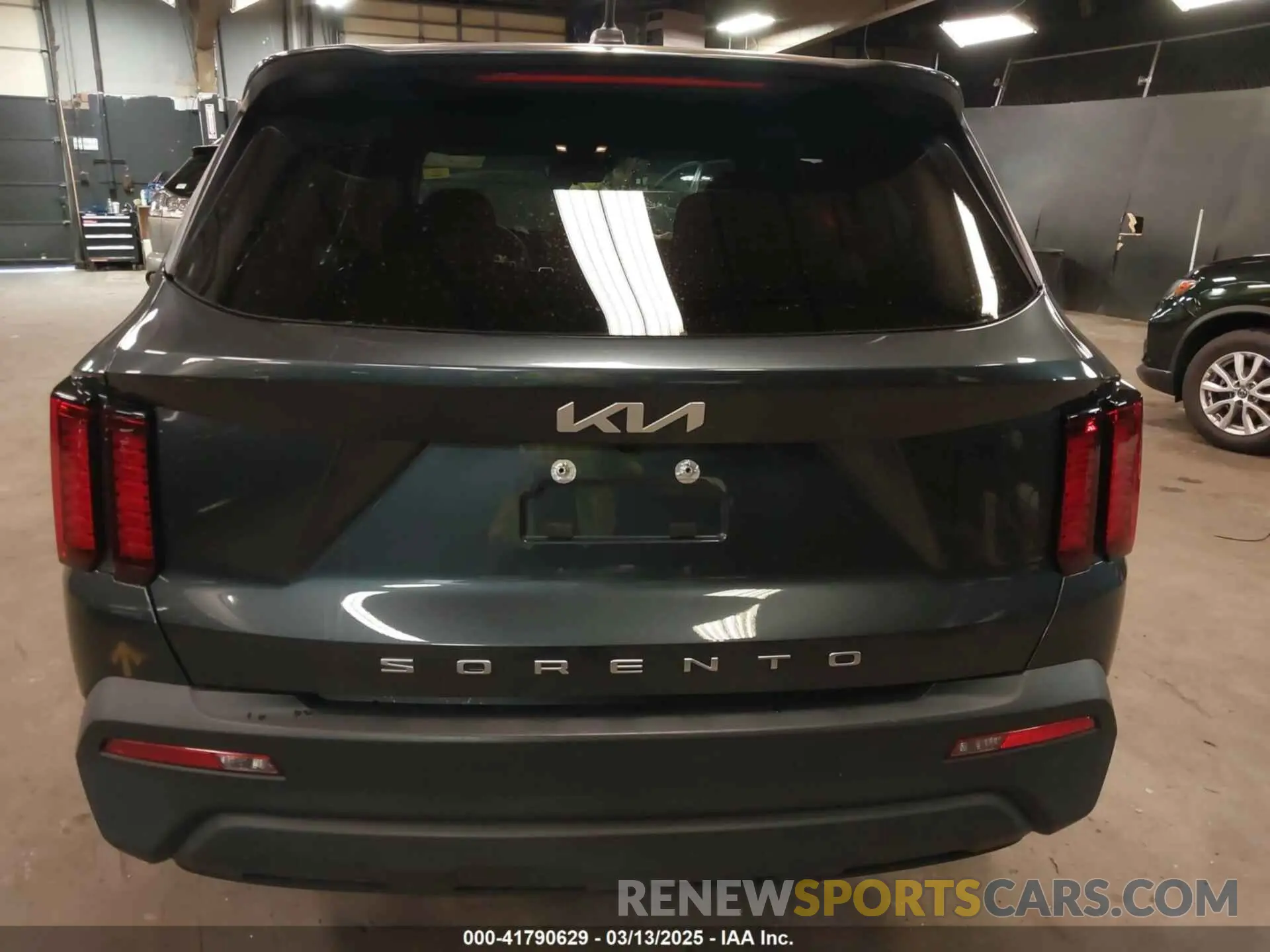 17 Photograph of a damaged car 5XYRG4LC5NG125979 KIA SORENTO 2022