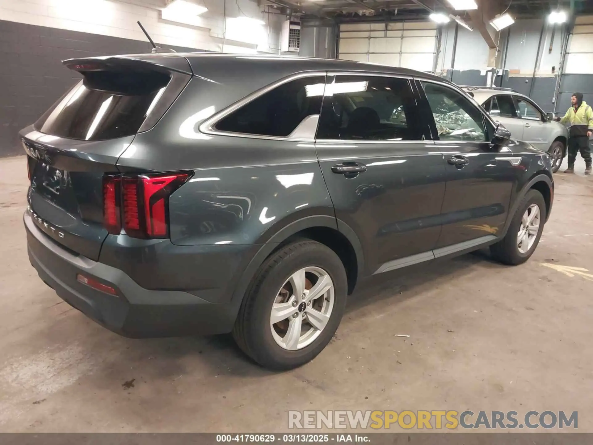 4 Photograph of a damaged car 5XYRG4LC5NG125979 KIA SORENTO 2022