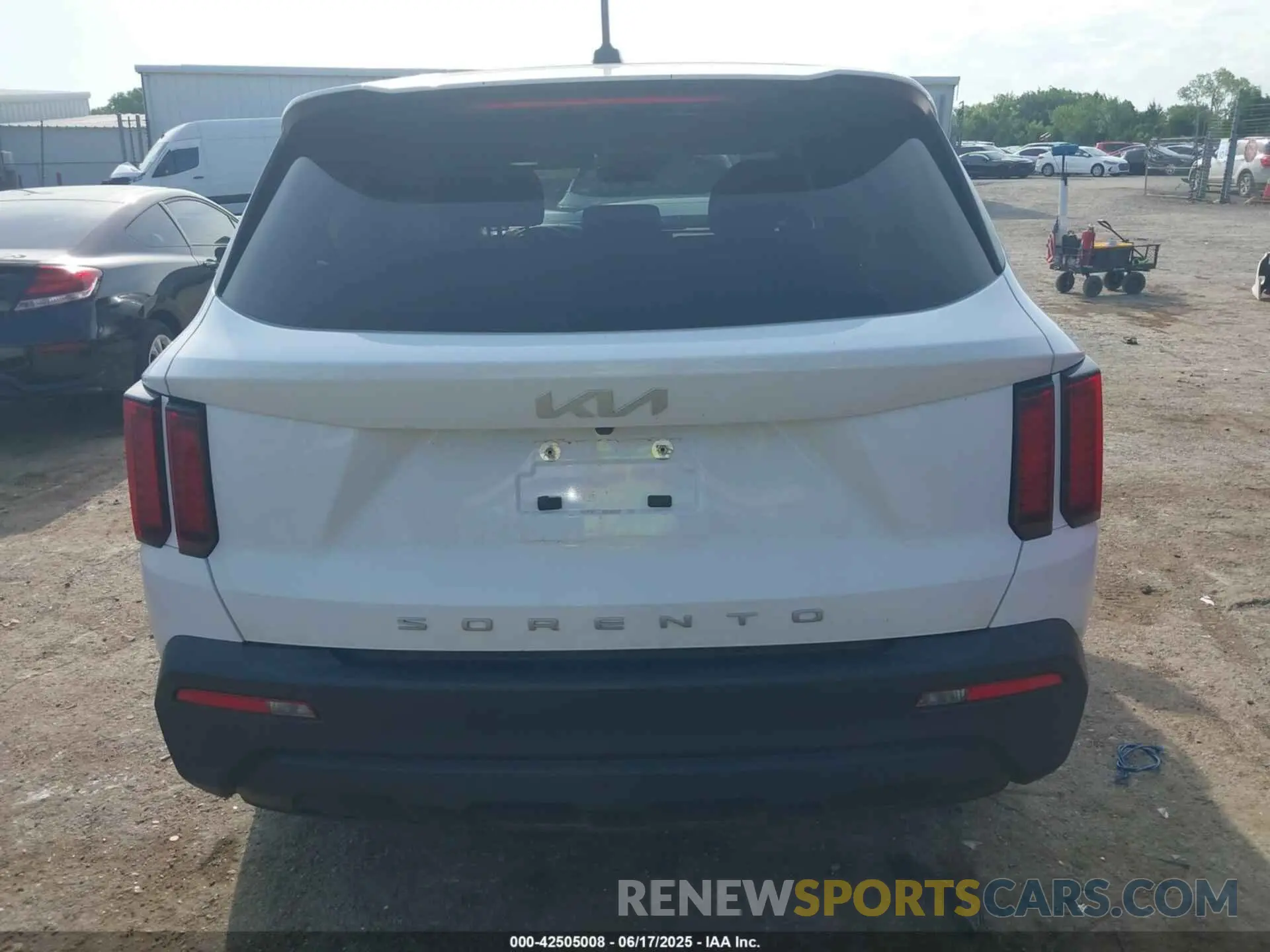 17 Photograph of a damaged car 5XYRG4LC8NG128049 KIA SORENTO 2022