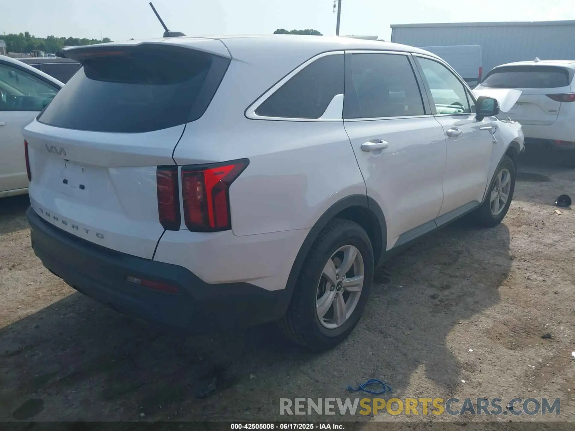 4 Photograph of a damaged car 5XYRG4LC8NG128049 KIA SORENTO 2022