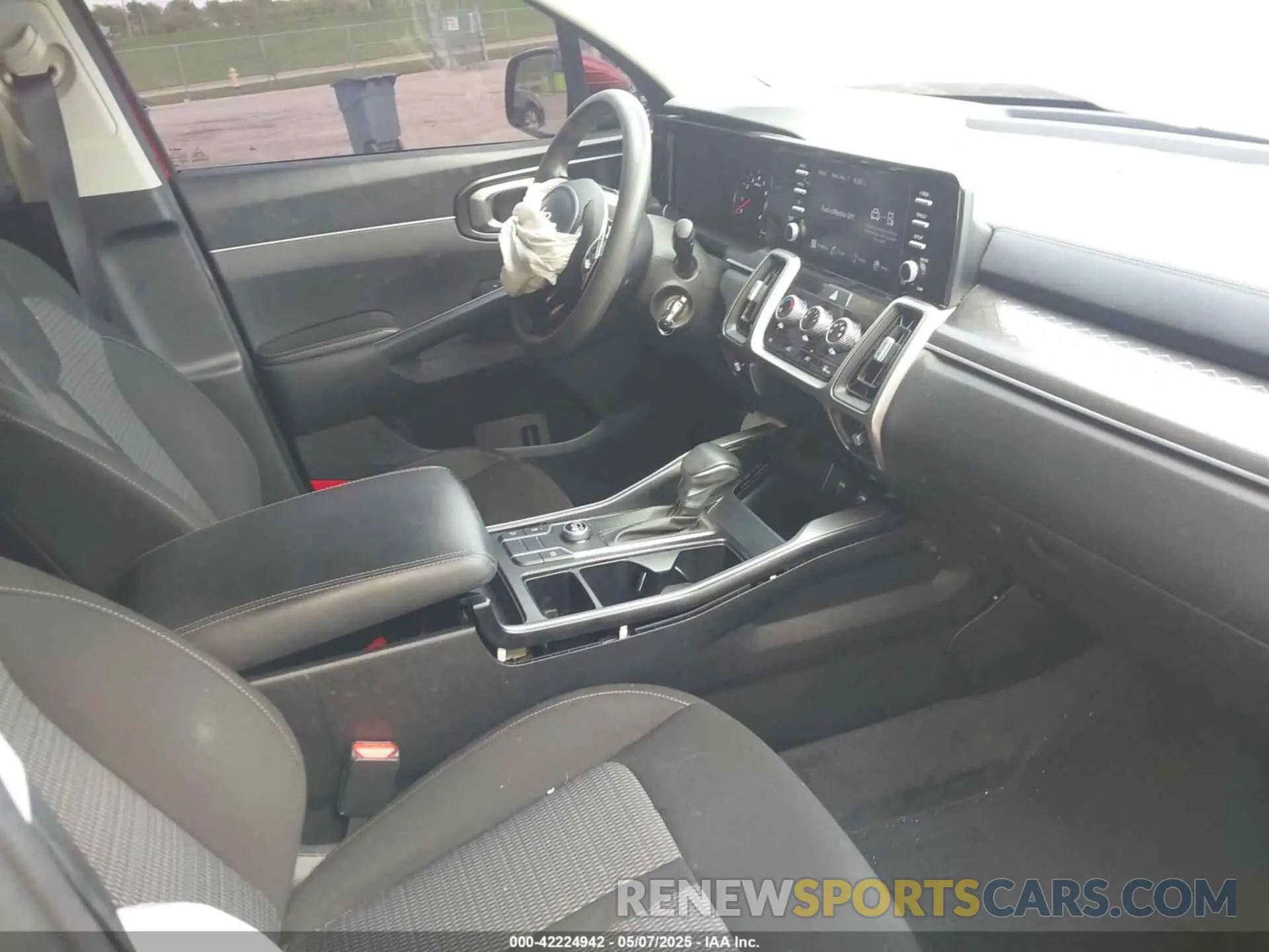 5 Photograph of a damaged car 5XYRG4LC9NG109915 KIA SORENTO 2022