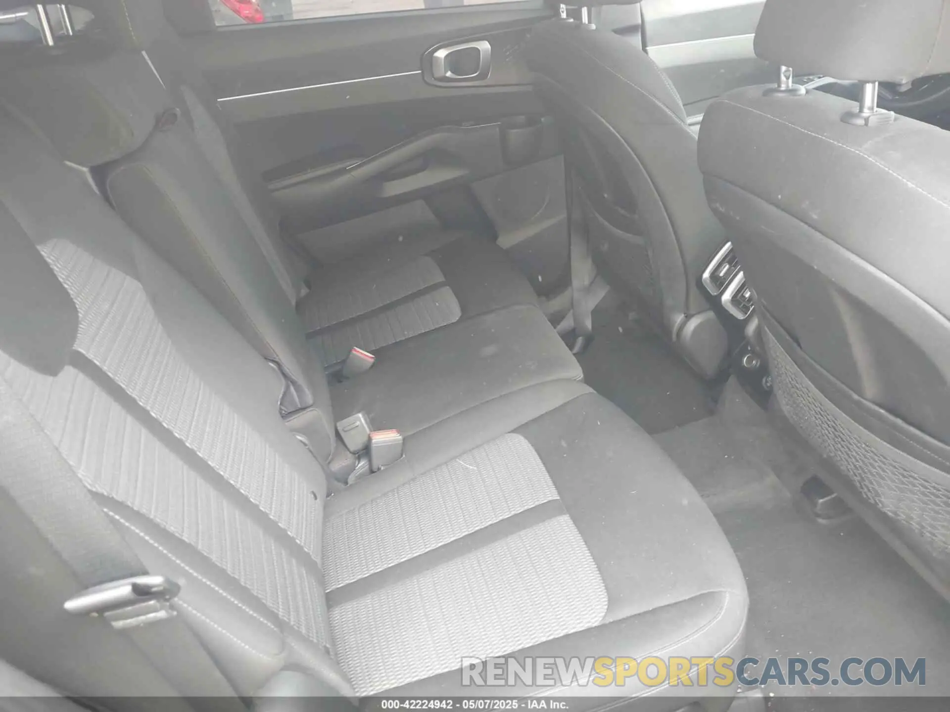 8 Photograph of a damaged car 5XYRG4LC9NG109915 KIA SORENTO 2022