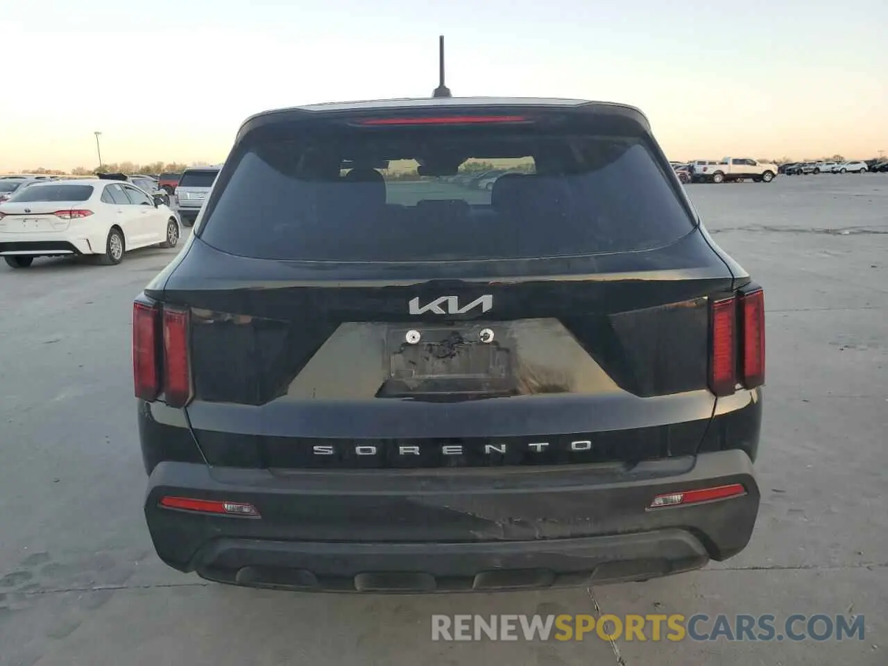 6 Photograph of a damaged car 5XYRG4LC9NG111552 KIA SORENTO 2022