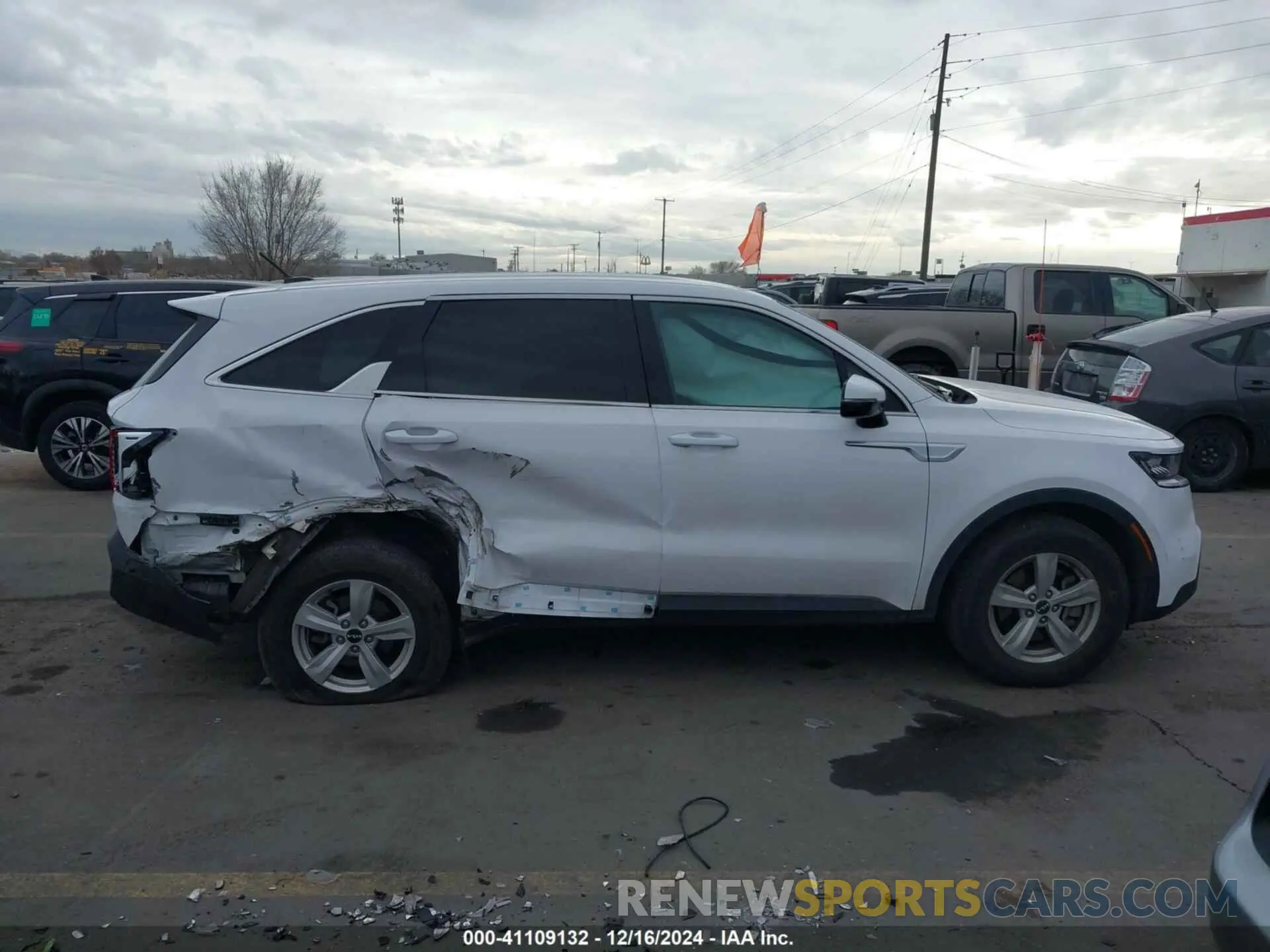 13 Photograph of a damaged car 5XYRGDLC8NG072405 KIA SORENTO 2022