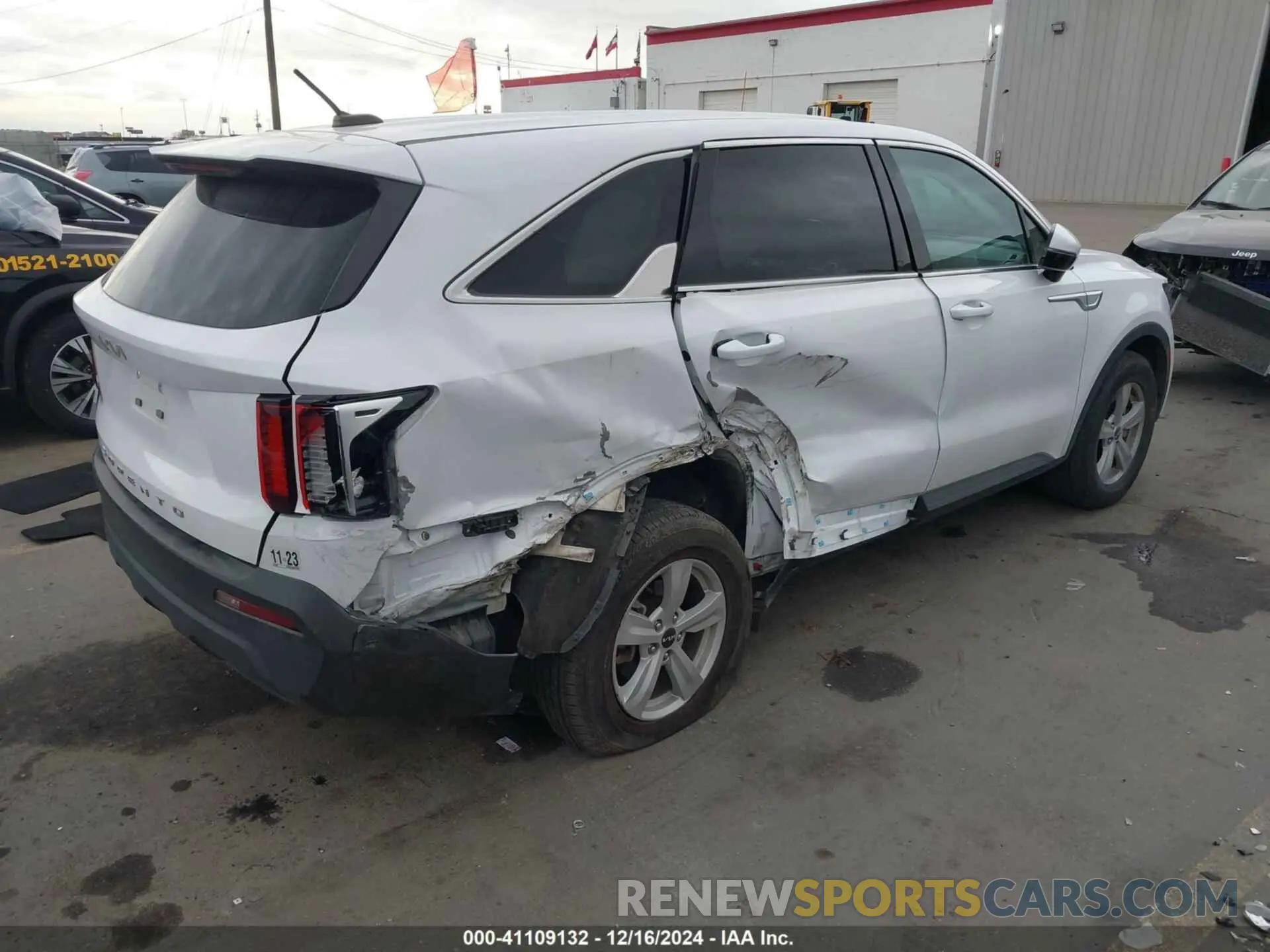 4 Photograph of a damaged car 5XYRGDLC8NG072405 KIA SORENTO 2022