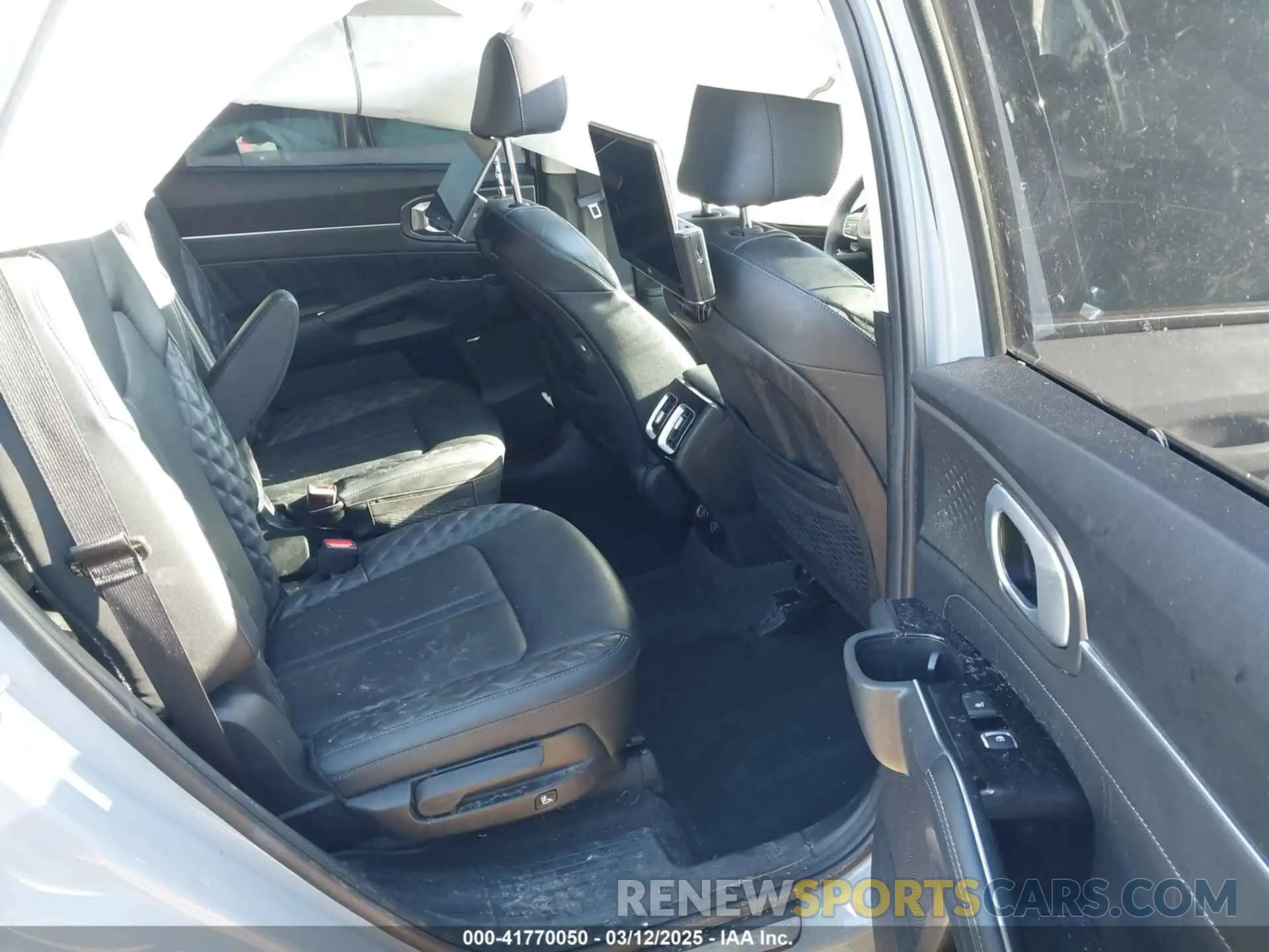 8 Photograph of a damaged car 5XYRK4LF1NG106743 KIA SORENTO 2022