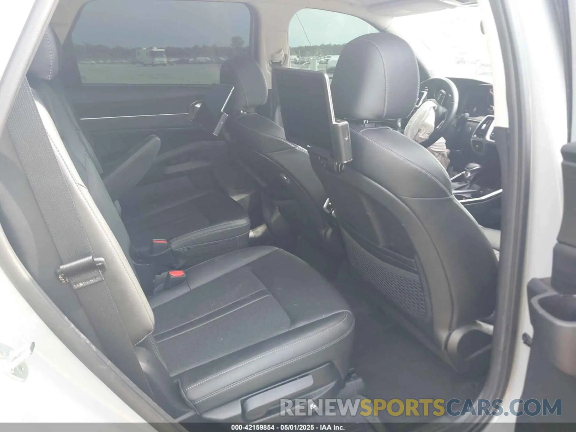 8 Photograph of a damaged car 5XYRK4LF1NG148278 KIA SORENTO 2022