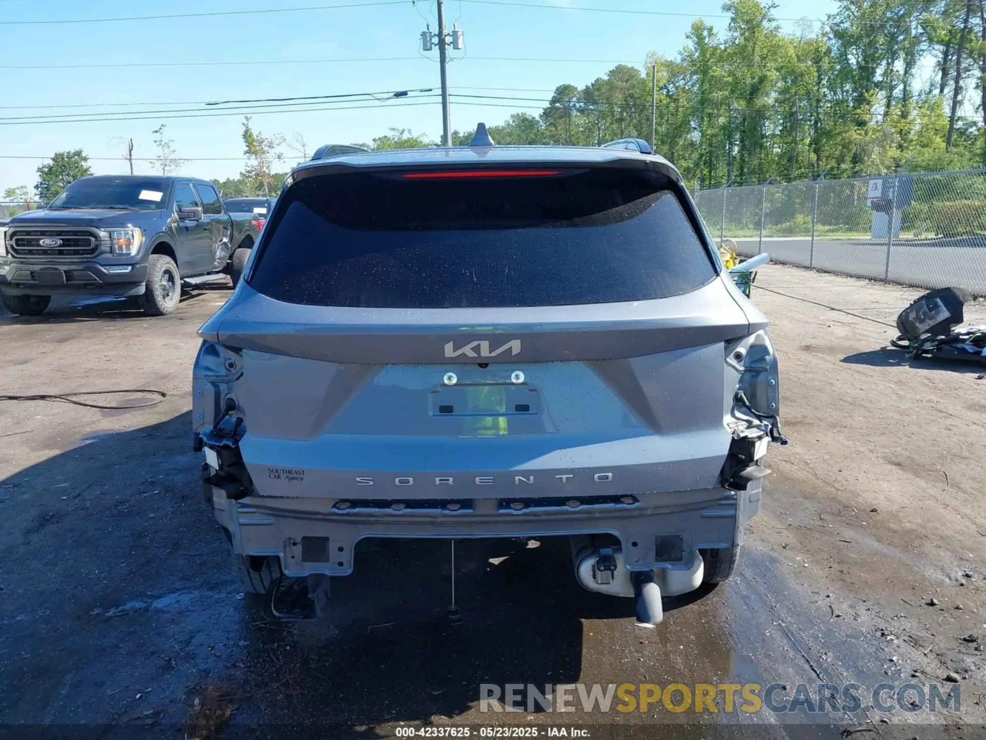 17 Photograph of a damaged car 5XYRK4LF8NG093053 KIA SORENTO 2022