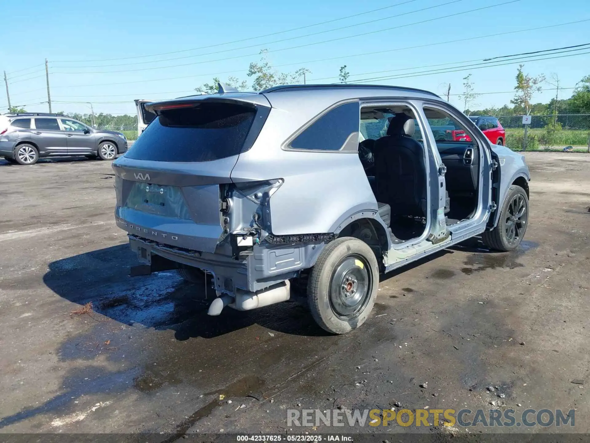 4 Photograph of a damaged car 5XYRK4LF8NG093053 KIA SORENTO 2022