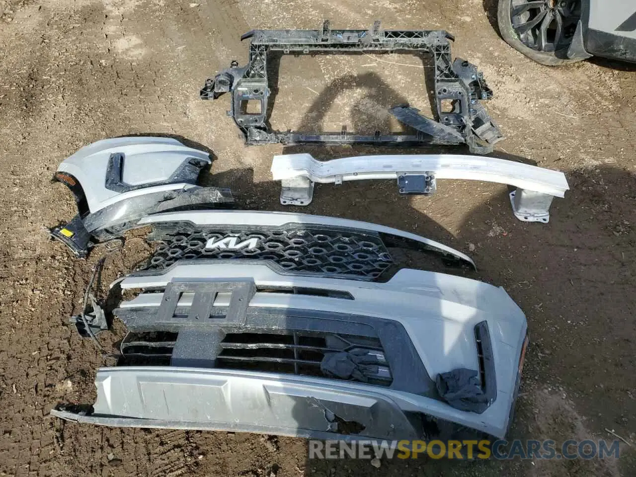 13 Photograph of a damaged car 5XYRK4LF8NG135821 KIA SORENTO 2022
