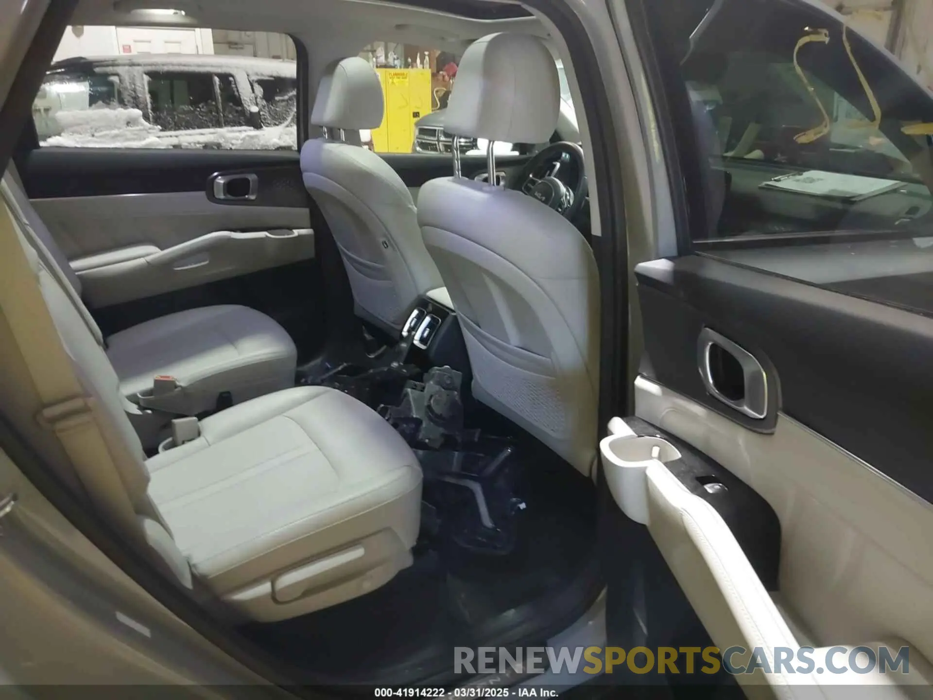 8 Photograph of a damaged car 5XYRKDLF3NG117906 KIA SORENTO 2022