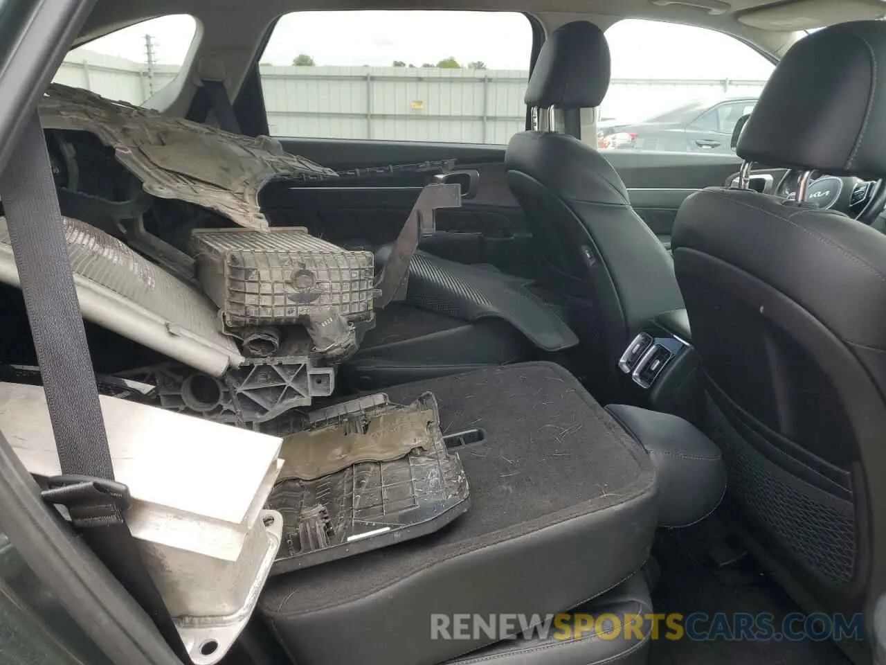 11 Photograph of a damaged car 5XYRKDLF4NG093700 KIA SORENTO 2022